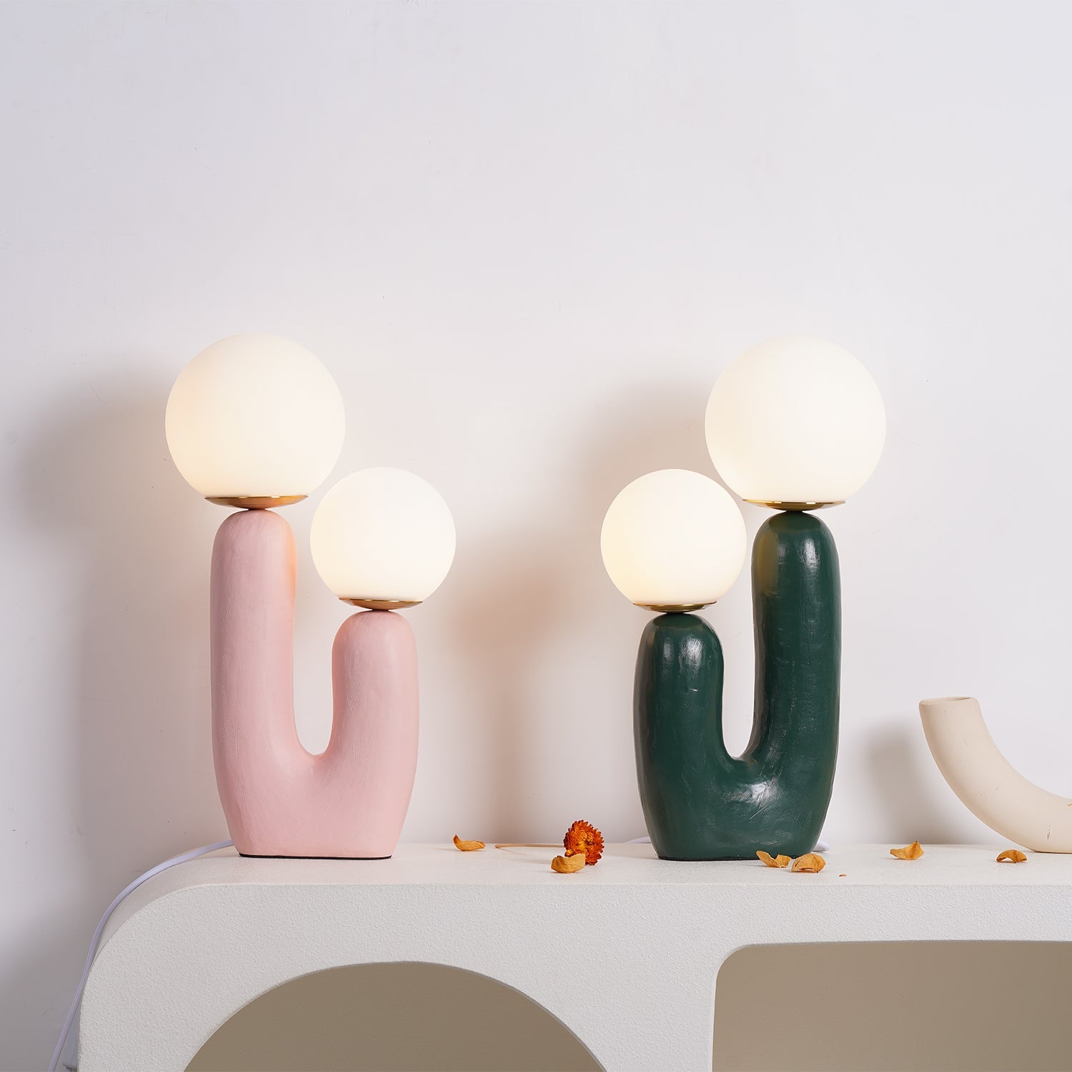 Lámpara de Mesa Moderna de Resina y Metal, 26 cm, Disponible en Verde, Rosa, Terracota y Blanco - Ideal para Escritorios y Mesitas de Noche 8