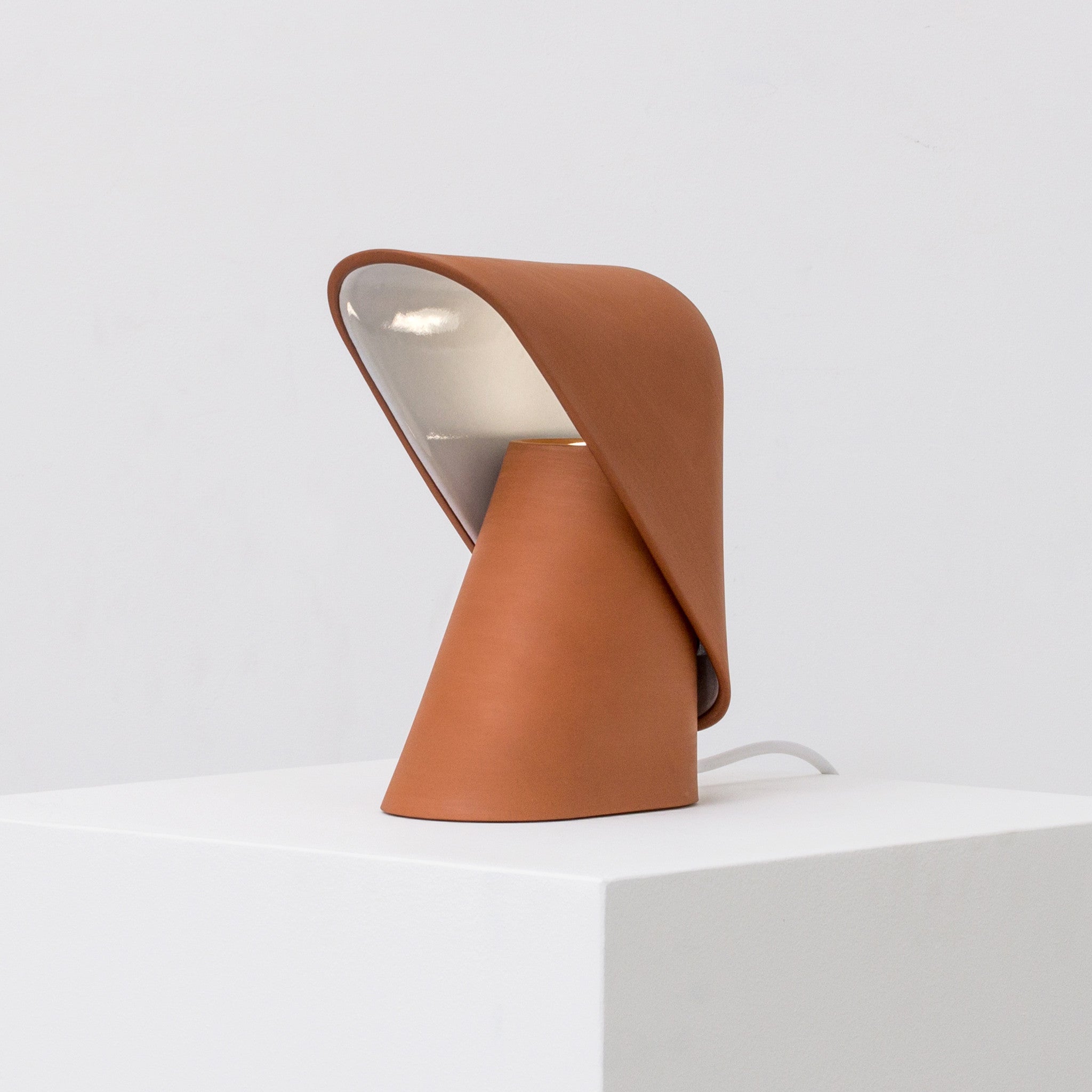 Lámpara de Mesa Moderna de Resina y Metal con Difusor, 30cm, Iluminación Suave, Varios Colores Disponibles 2