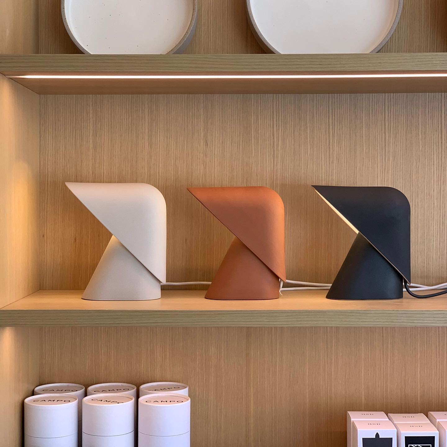 Lámpara de Mesa Moderna de Resina y Metal con Difusor, 30cm, Iluminación Suave, Varios Colores Disponibles 3