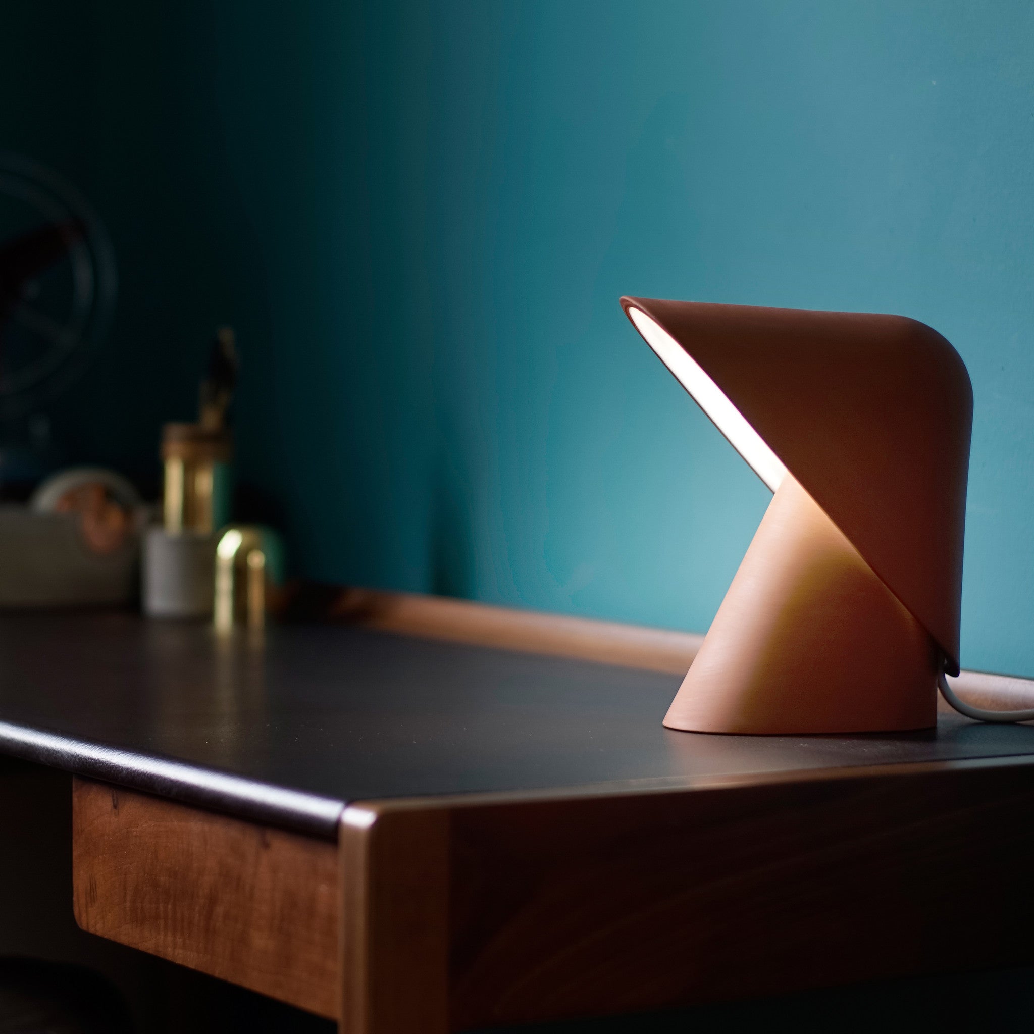 Lámpara de Mesa Moderna de Resina y Metal con Difusor, 30cm, Iluminación Suave, Varios Colores Disponibles 4