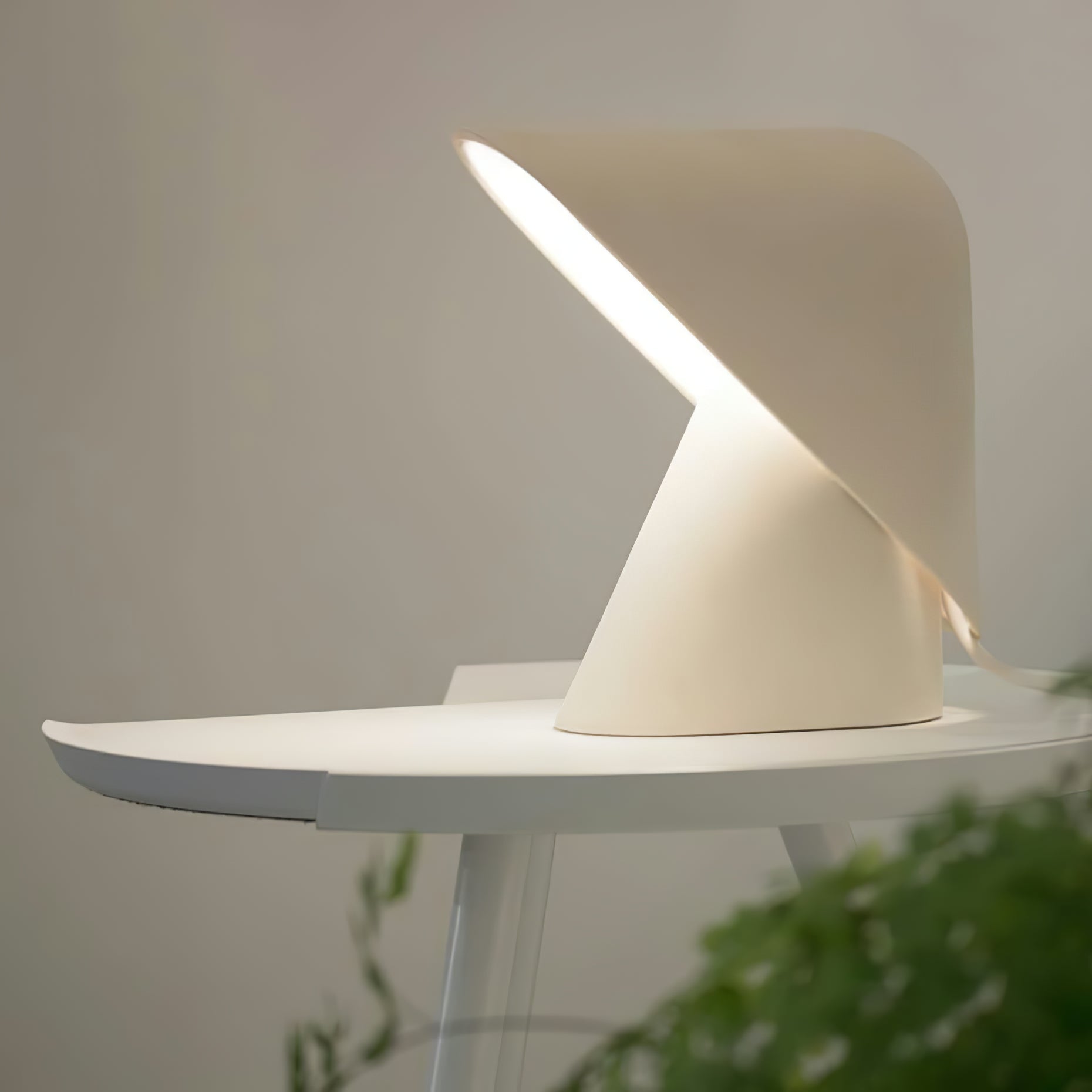 Lámpara de Mesa Moderna de Resina y Metal con Difusor, 30cm, Iluminación Suave, Varios Colores Disponibles 5