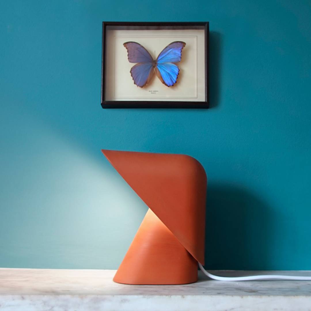 Lámpara de Mesa Moderna de Resina y Metal con Difusor, 30cm, Iluminación Suave, Varios Colores Disponibles 6