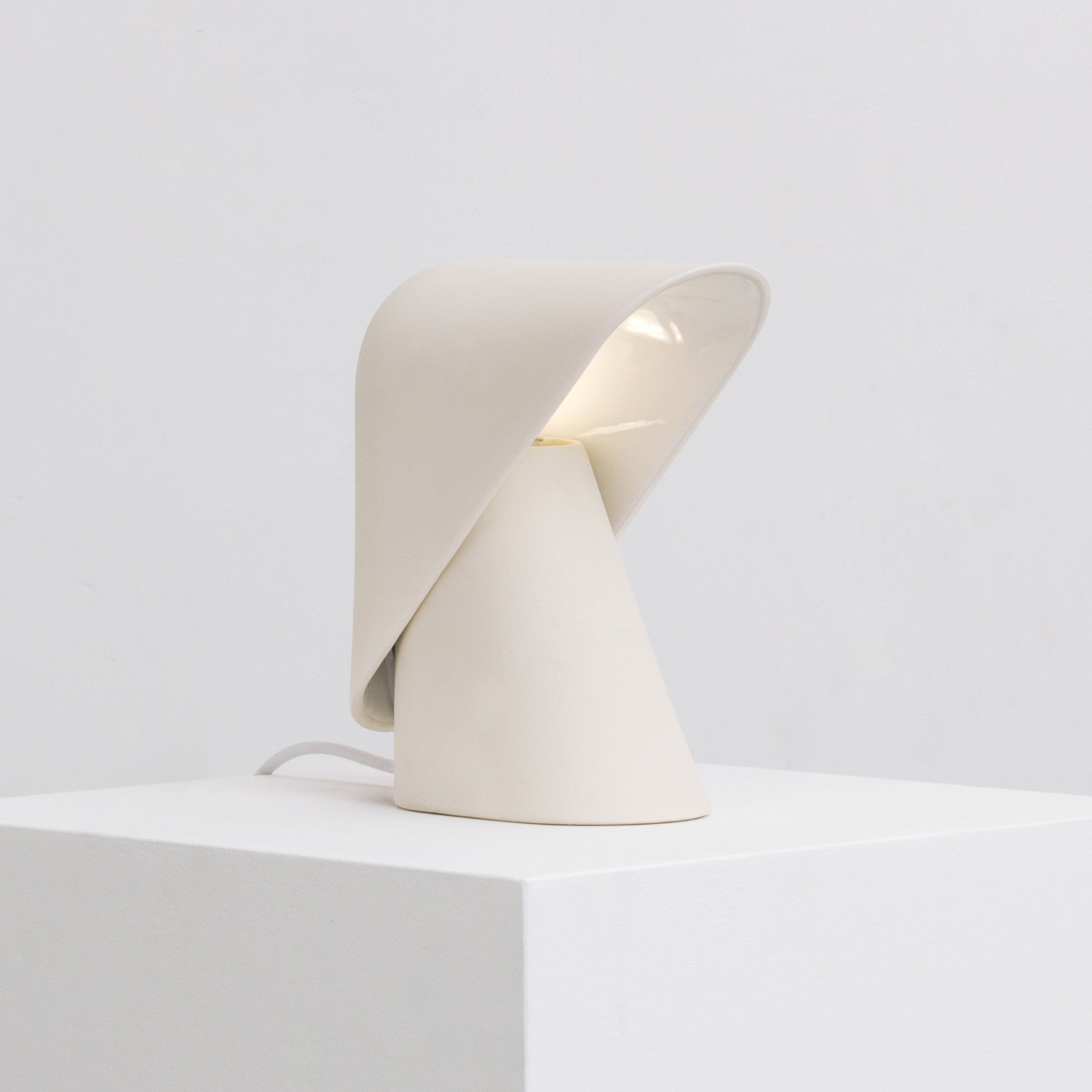 Lámpara de Mesa Moderna de Resina y Metal con Difusor, 30cm, Iluminación Suave, Varios Colores Disponibles 8