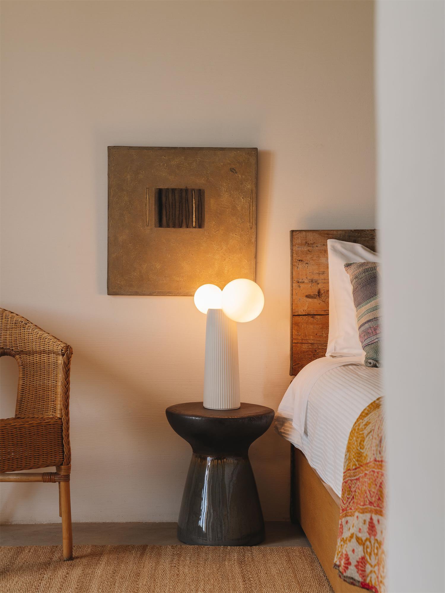 Lámpara de Mesa Moderna de Resina y Vidrio, Diseño Escultural para Interiores - 21 cm Diámetro, Varios Colores 6