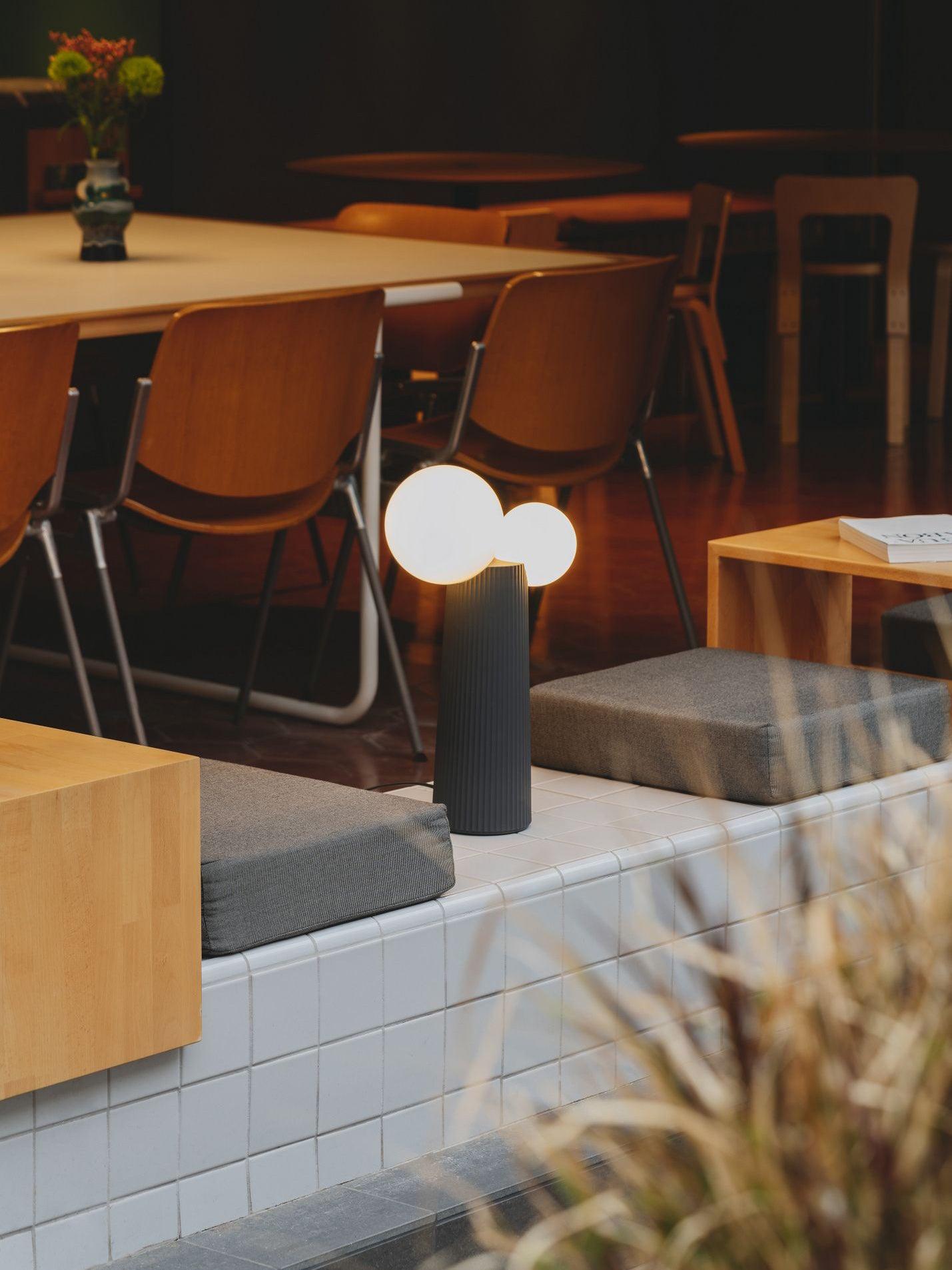 Lámpara de Mesa Moderna de Resina y Vidrio, Diseño Escultural para Interiores - 21 cm Diámetro, Varios Colores 7