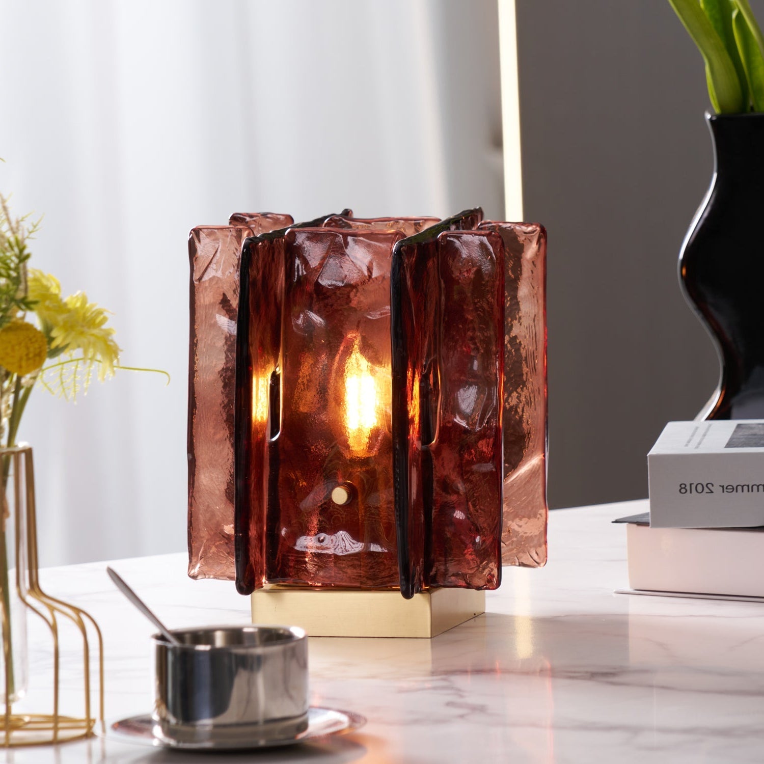 Lámpara de Mesa Moderna de Vidrio Ámbar y Metal Bronceado - Diseño Elegante para Interiores 2