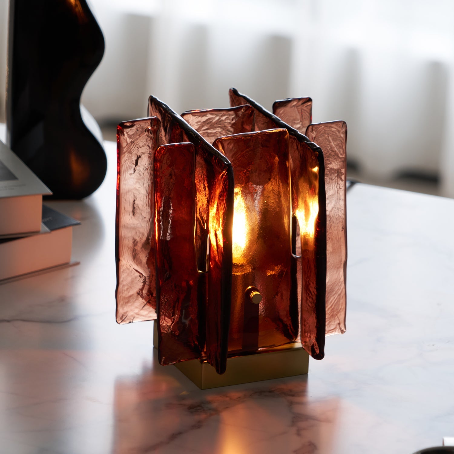 Lámpara de Mesa Moderna de Vidrio Ámbar y Metal Bronceado - Diseño Elegante para Interiores 3