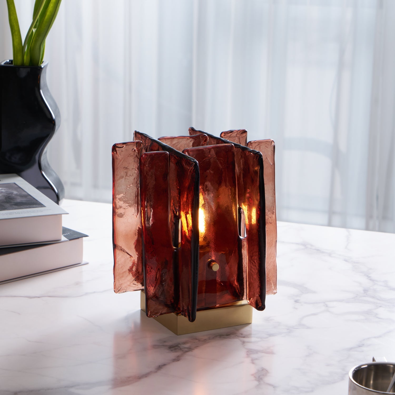 Lámpara de Mesa Moderna de Vidrio Ámbar y Metal Bronceado - Diseño Elegante para Interiores 7