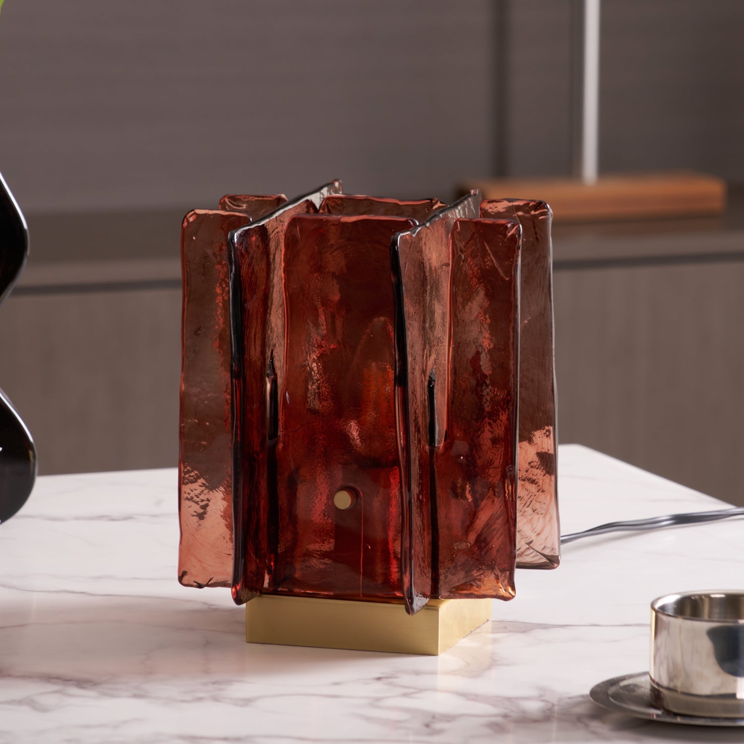 Lámpara de Mesa Moderna de Vidrio Ámbar y Metal Bronceado - Diseño Elegante para Interiores 8