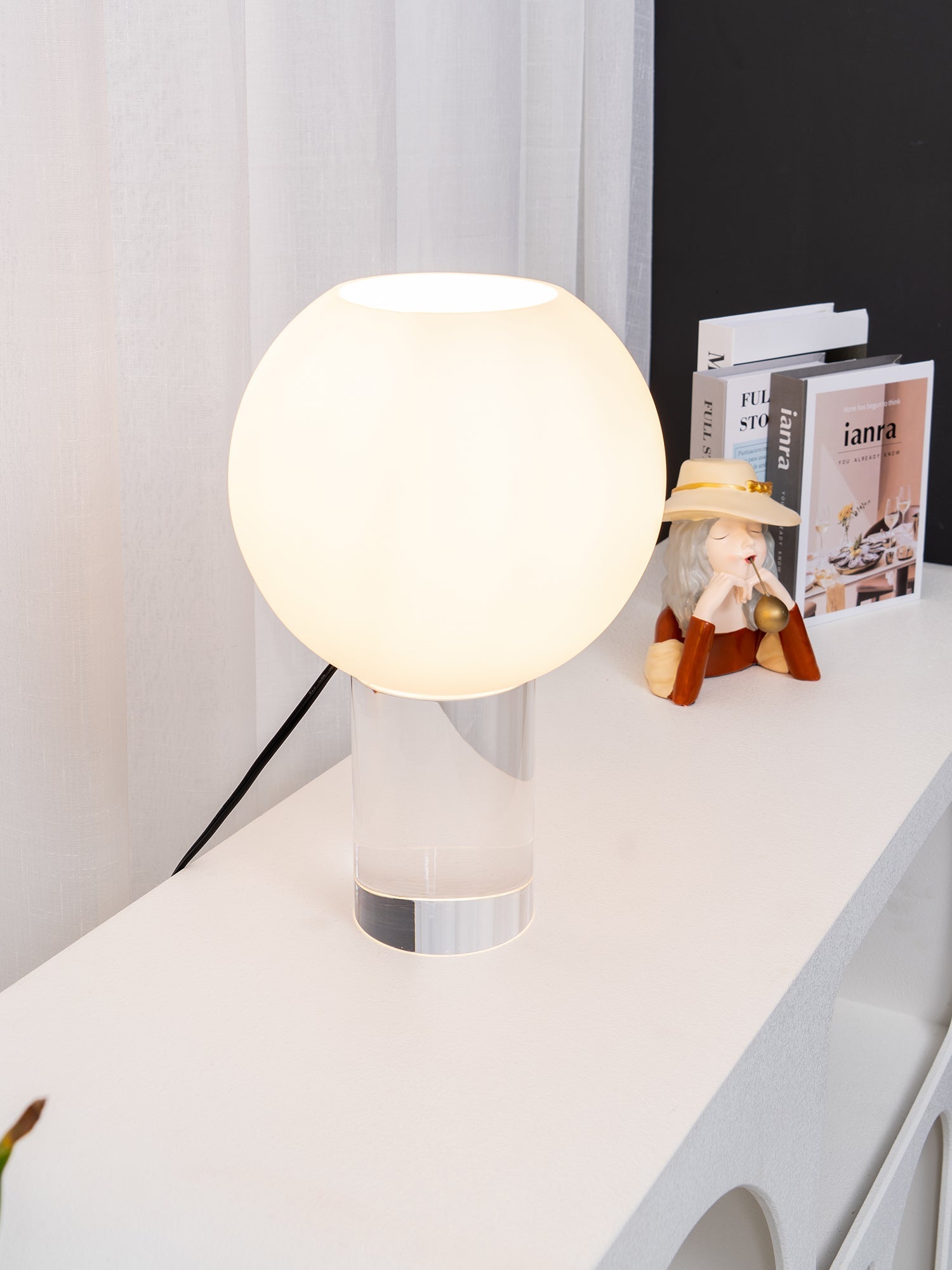 Lámpara de Mesa Moderna de Vidrio Esférico con Base Cilíndrica – Estilo Contemporáneo 4