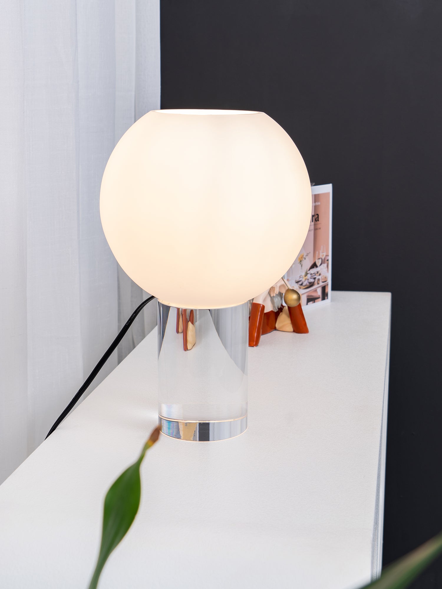 Lámpara de Mesa Moderna de Vidrio Esférico con Base Cilíndrica – Estilo Contemporáneo 5