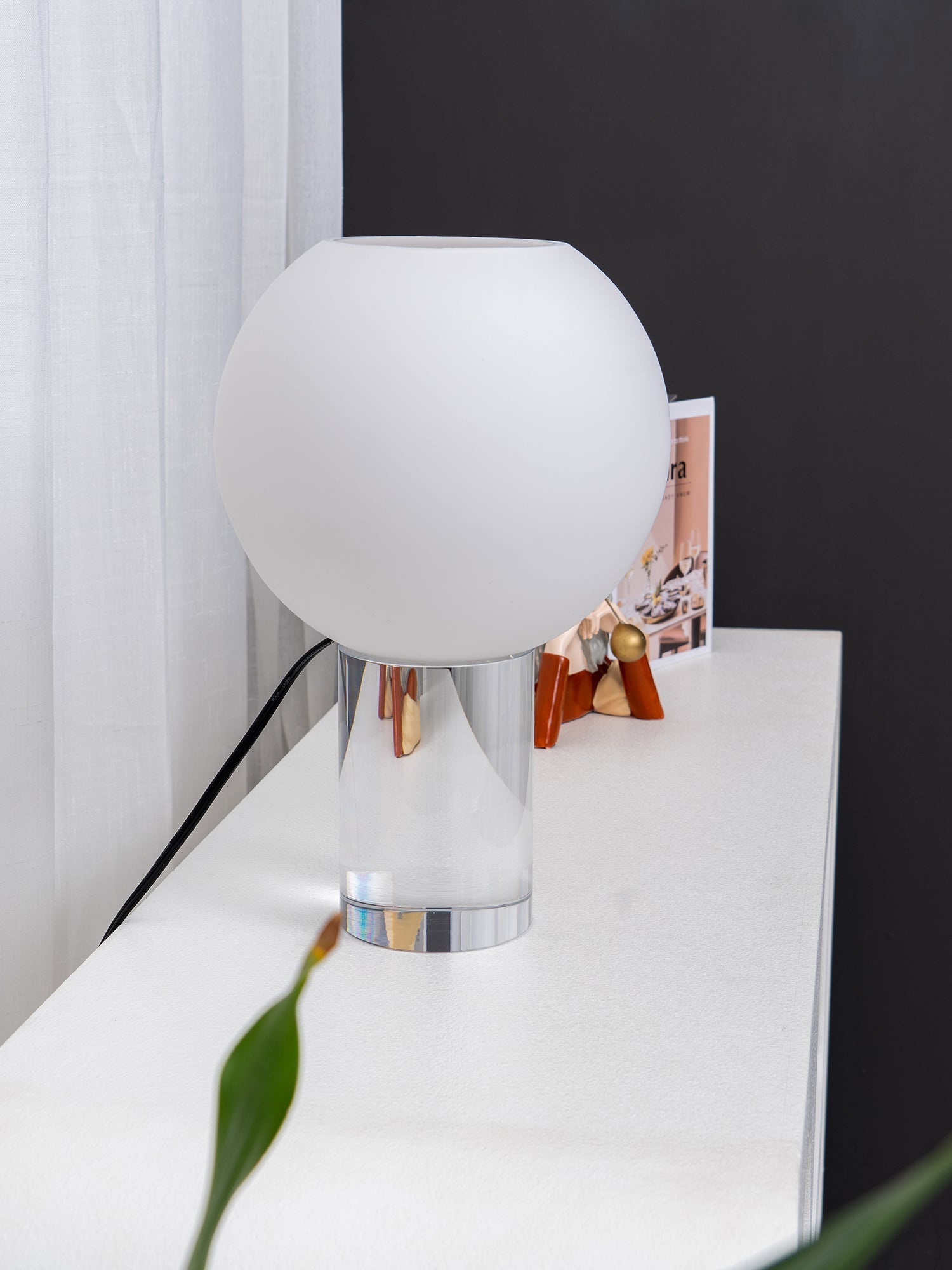 Lámpara de Mesa Moderna de Vidrio Esférico con Base Cilíndrica – Estilo Contemporáneo 7