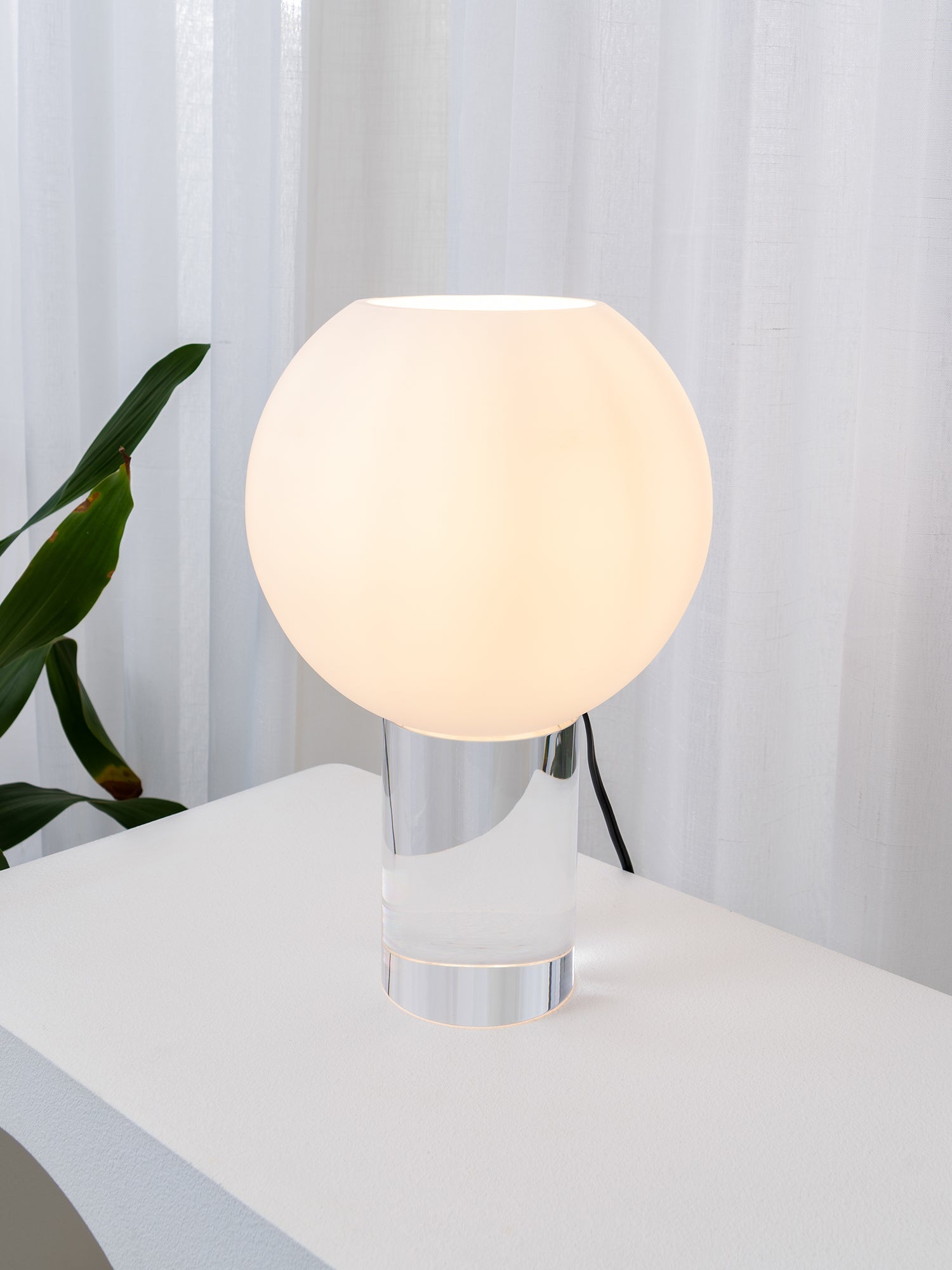 Lámpara de Mesa Moderna de Vidrio Esférico con Base Cilíndrica – Estilo Contemporáneo 8