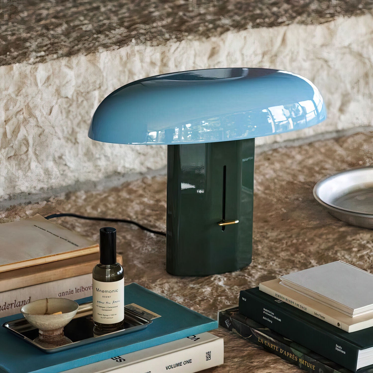 Lámpara de Mesa Montera con Diseño Escultural en Metal y Aluminio – Estilo Moderno para Interiores 2