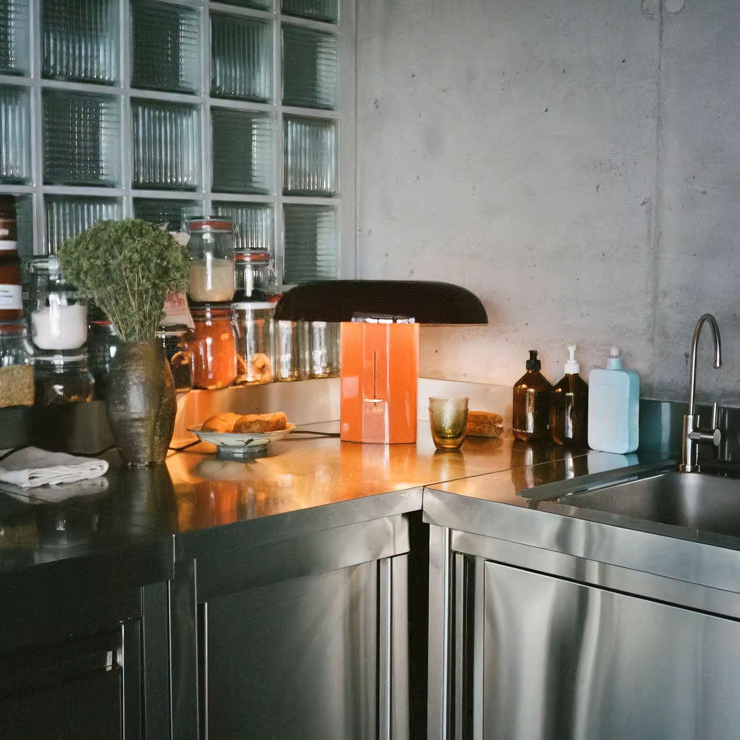 Lámpara de Mesa Montera con Diseño Escultural en Metal y Aluminio – Estilo Moderno para Interiores 3