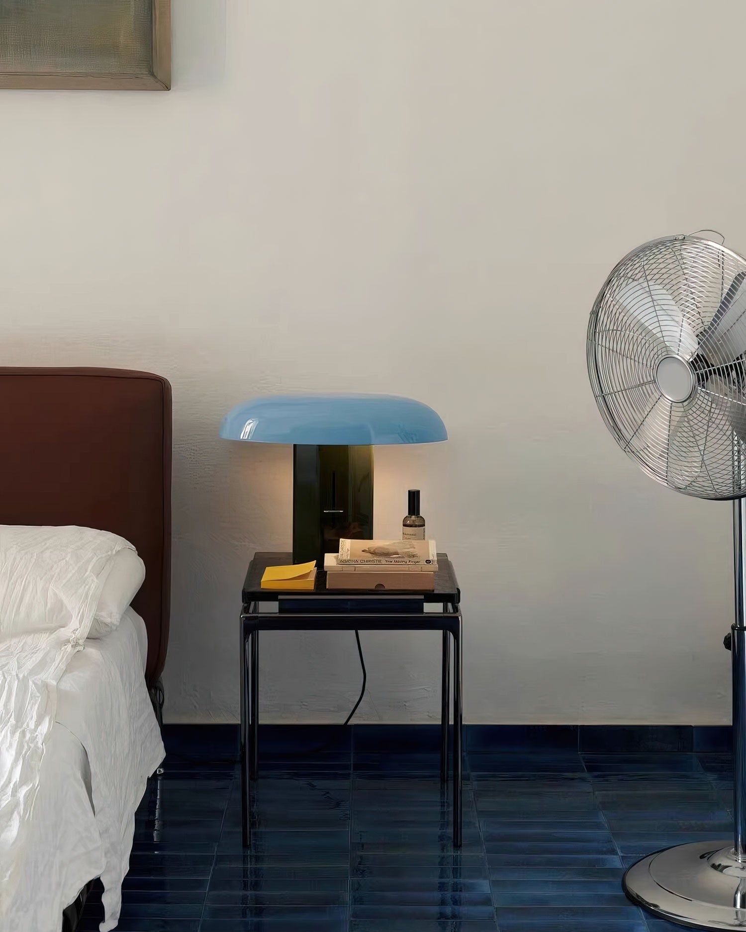 Lámpara de Mesa Montera con Diseño Escultural en Metal y Aluminio – Estilo Moderno para Interiores 7