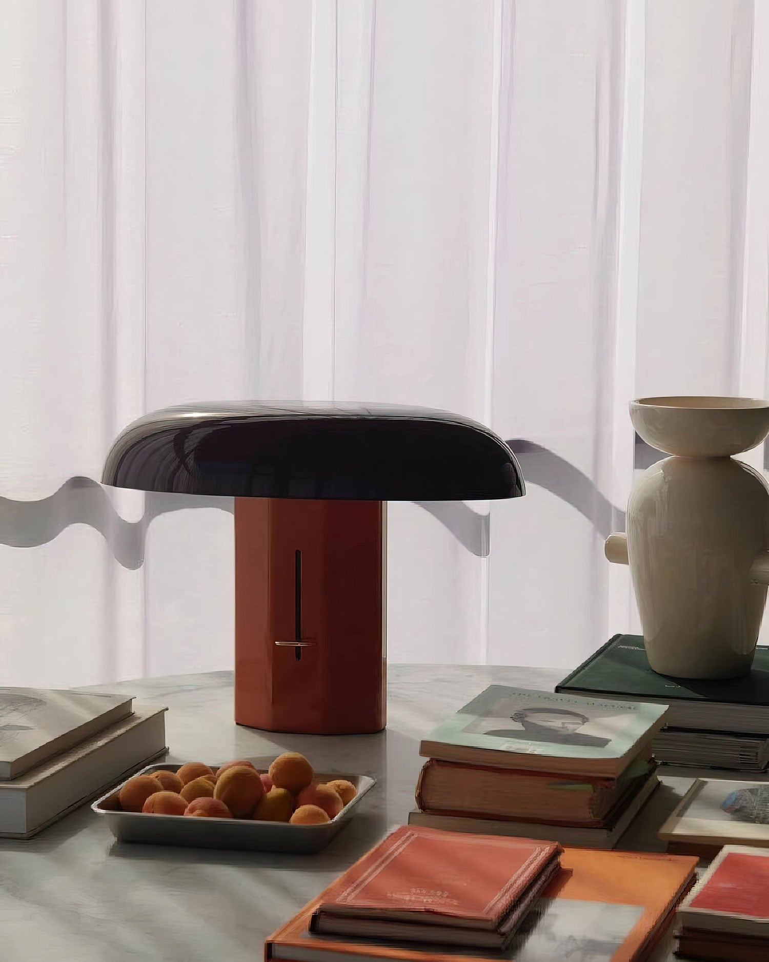 Lámpara de Mesa Montera con Diseño Escultural en Metal y Aluminio – Estilo Moderno para Interiores 8