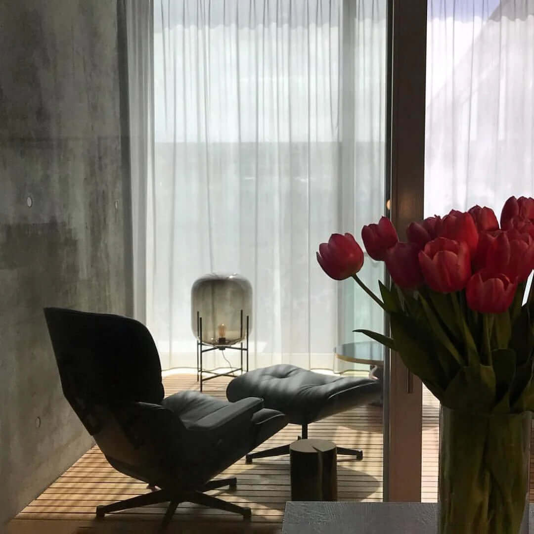 Lámpara de Mesa Oda de Vidrio Soplado con Base de Cerámica – Luz Ambiental Cálida para Mesita de Noche 4