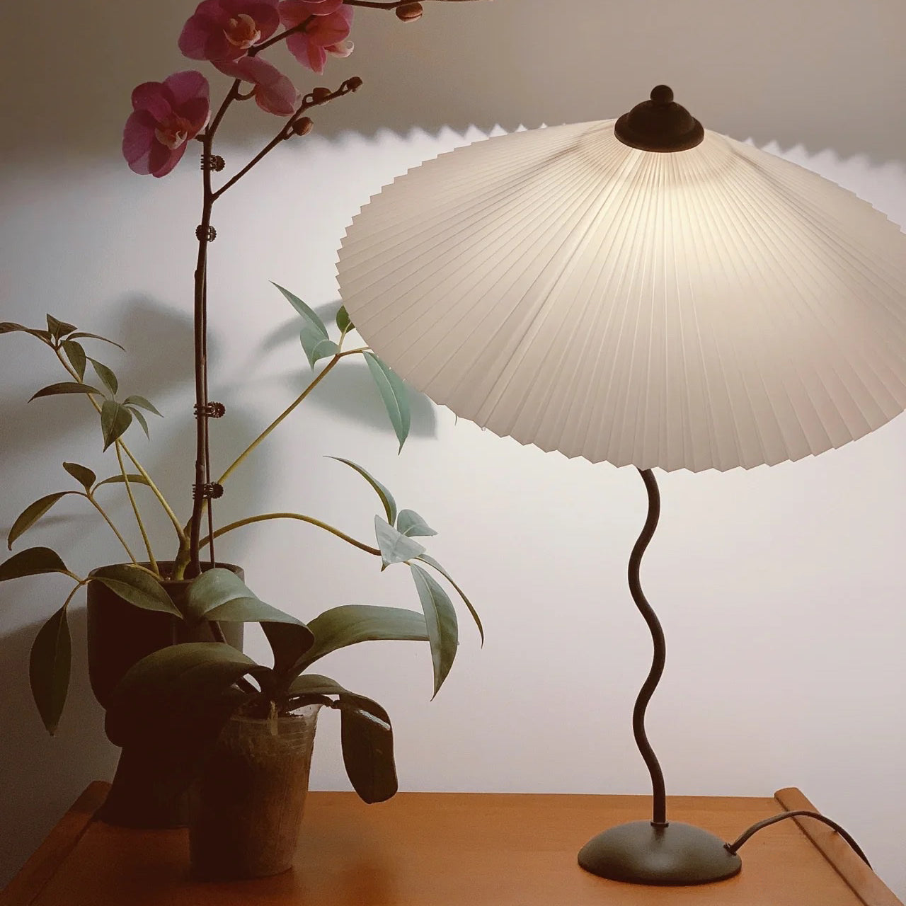 Lámpara de Mesa Origami Estilo Nórdico con Pantalla de Tela y Diseño Curvo - Color Negro 3