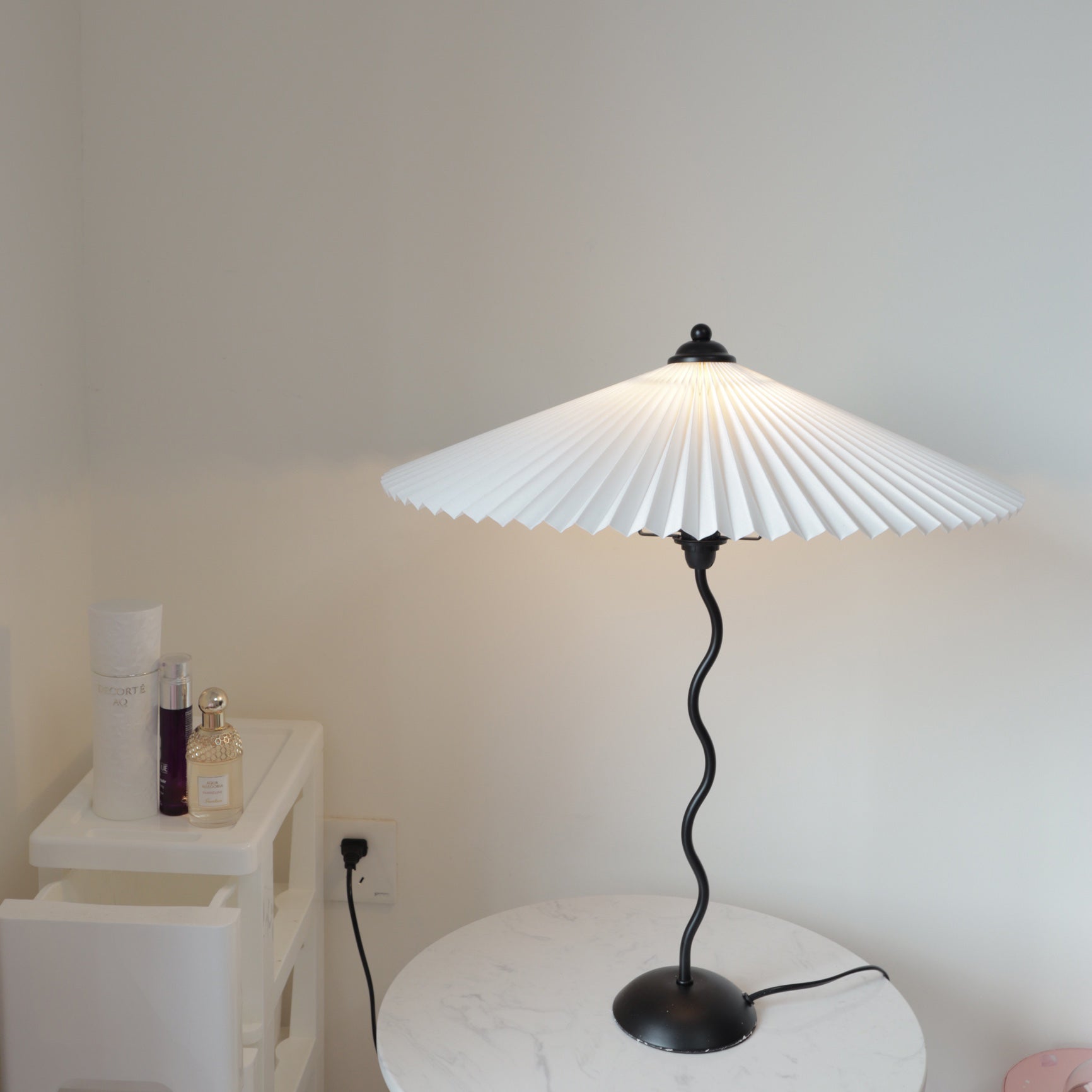 Lámpara de Mesa Origami Estilo Nórdico con Pantalla de Tela y Diseño Curvo - Color Negro 4