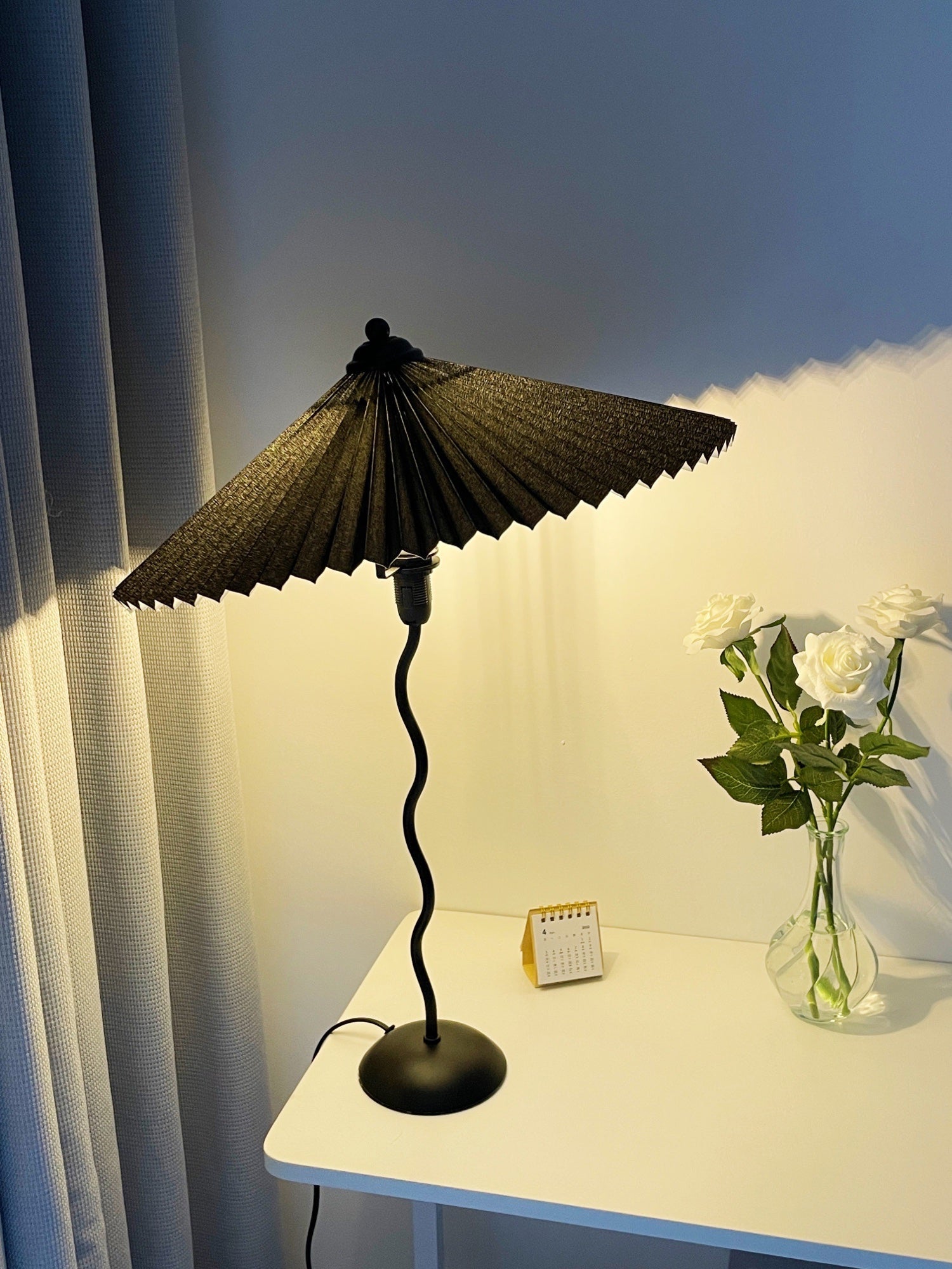 Lámpara de Mesa Origami Estilo Nórdico con Pantalla de Tela y Diseño Curvo - Color Negro 8