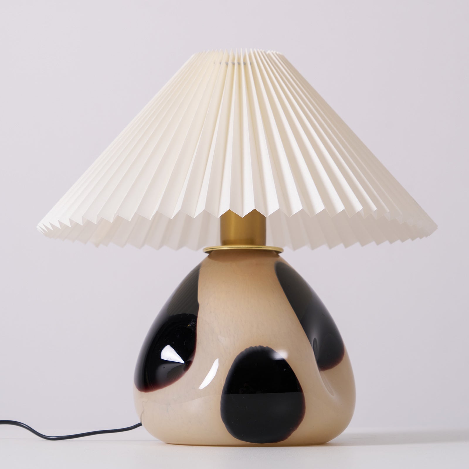 Lámpara de Mesa Pleated Cavolo de Vidrio en Negro y Blanco, Diseño Elegante para Iluminación Acogedora y Funcional 3