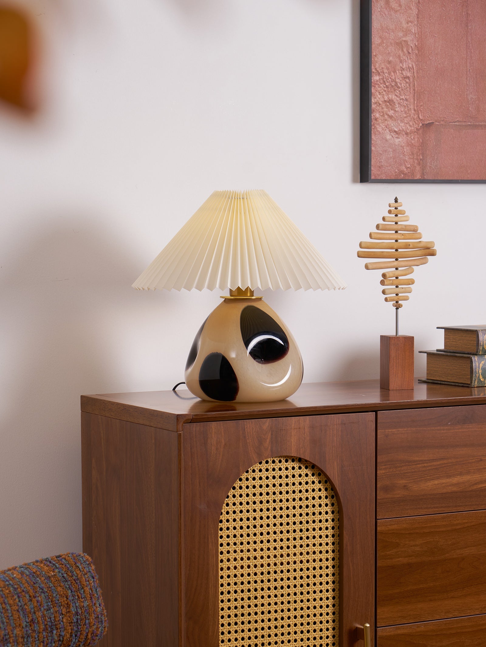 Lámpara de Mesa Pleated Cavolo de Vidrio en Negro y Blanco, Diseño Elegante para Iluminación Acogedora y Funcional 5