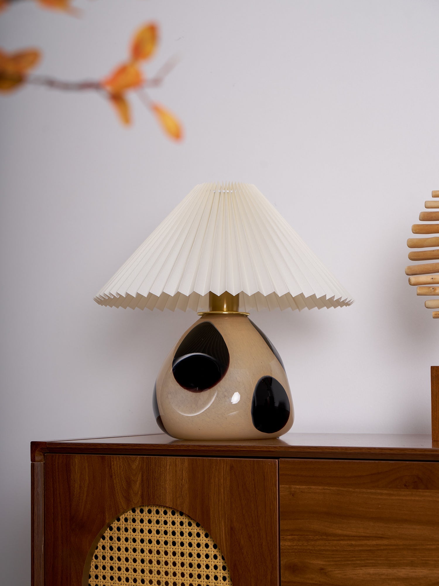 Lámpara de Mesa Pleated Cavolo de Vidrio en Negro y Blanco, Diseño Elegante para Iluminación Acogedora y Funcional 8