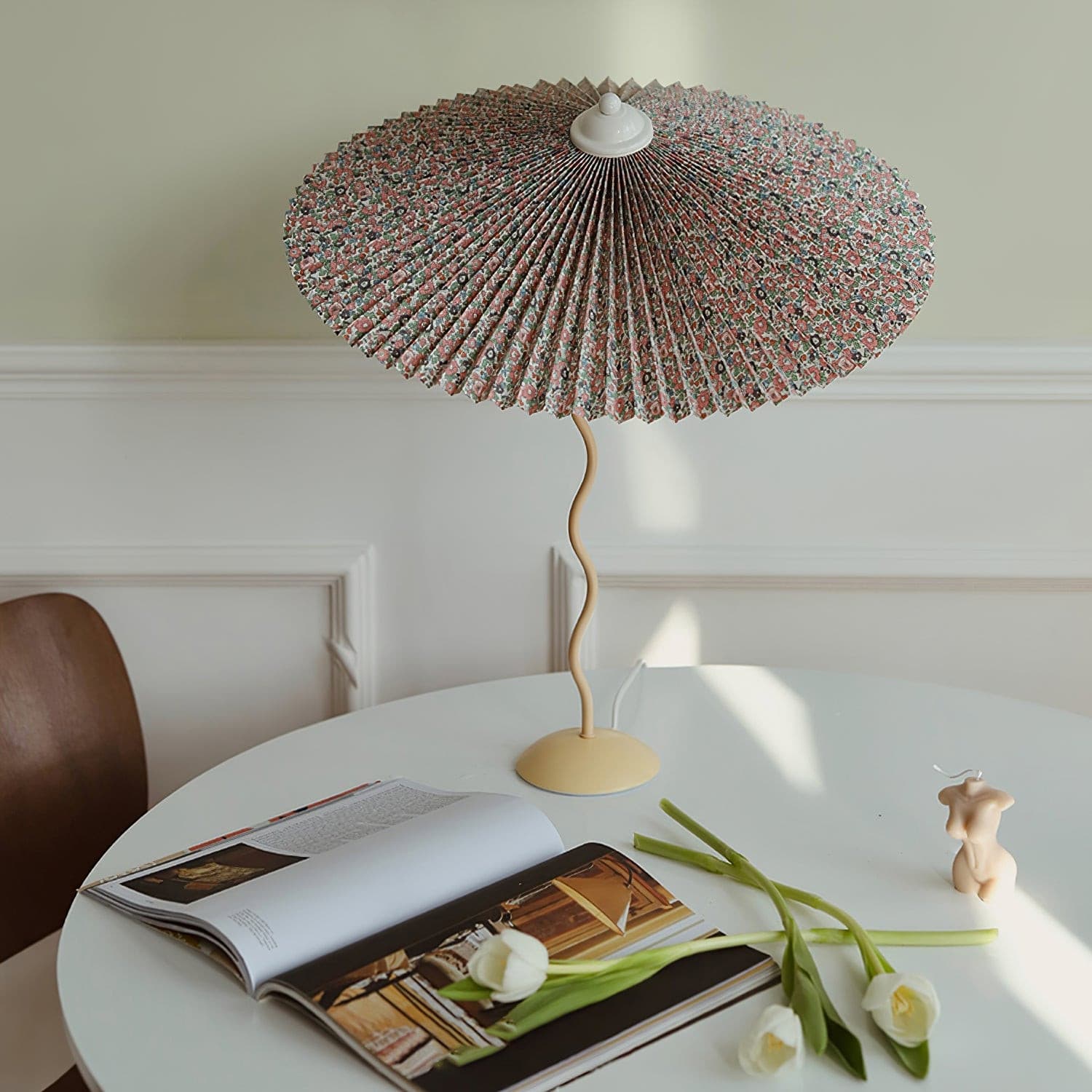 Lámpara de Mesa Plegada con Diseño Curvado – Pantalla de Tela Resistente al Fuego 2