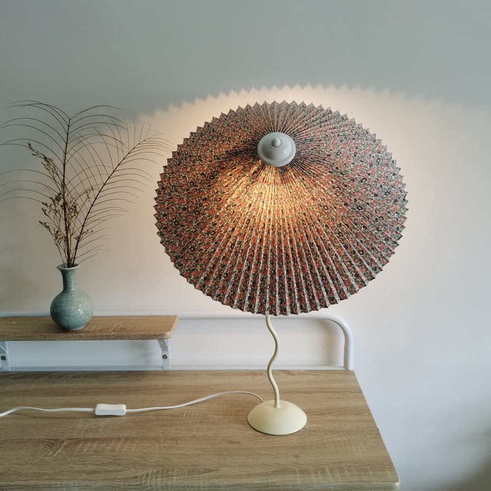 Lámpara de Mesa Plegada con Diseño Curvado – Pantalla de Tela Resistente al Fuego 4