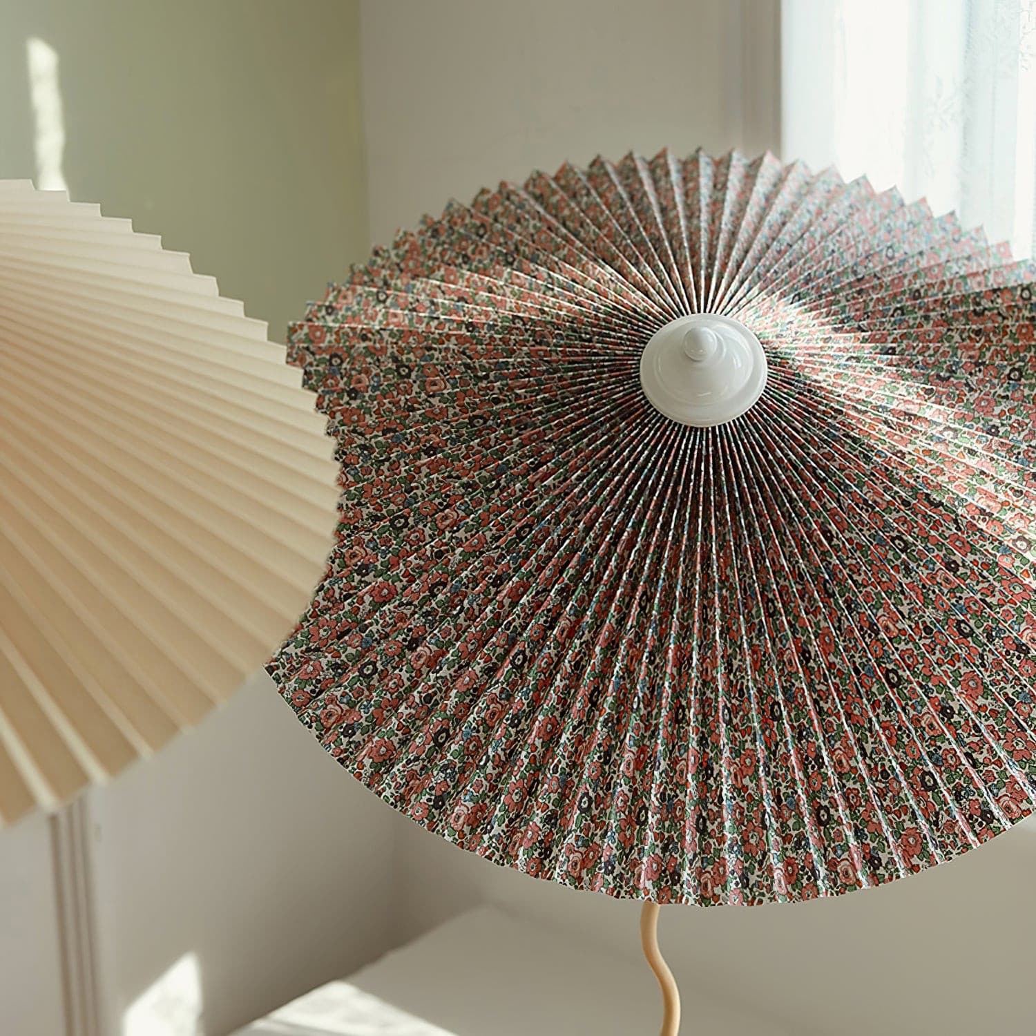 Lámpara de Mesa Plegada con Diseño Curvado – Pantalla de Tela Resistente al Fuego 5