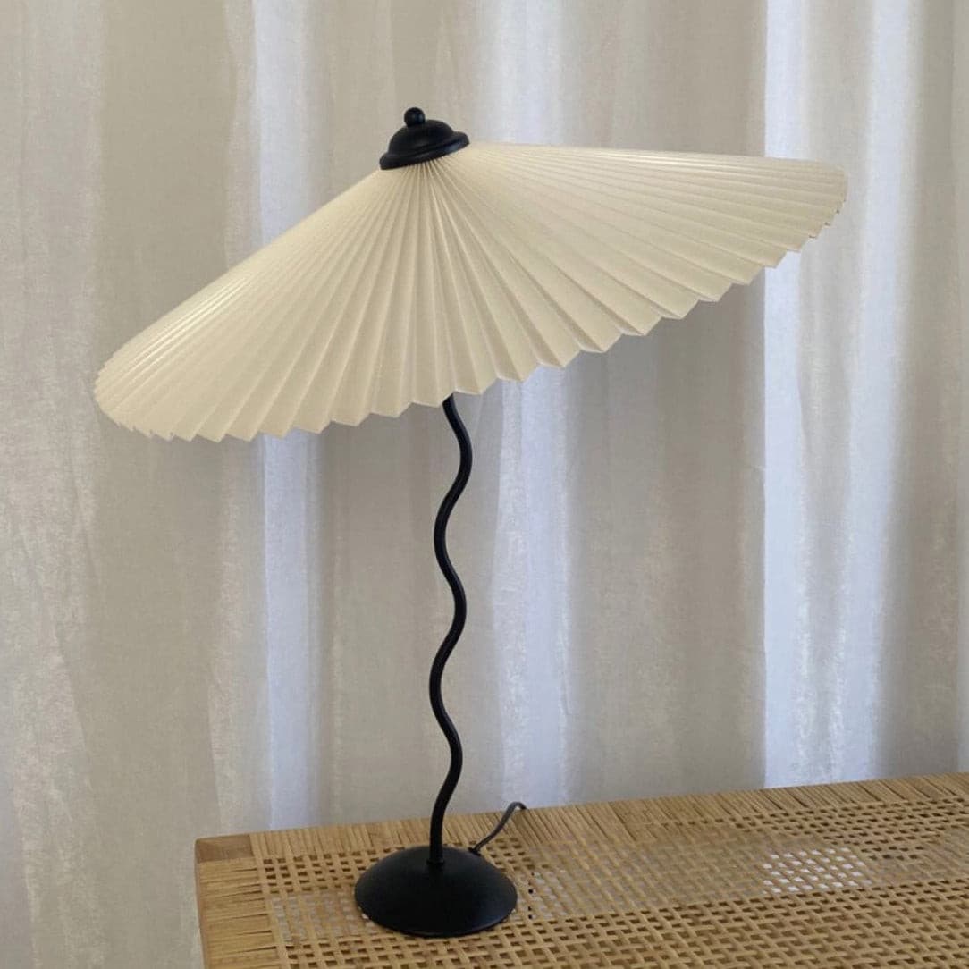 Lámpara de Mesa Plegada con Diseño Curvado – Pantalla de Tela Resistente al Fuego 6