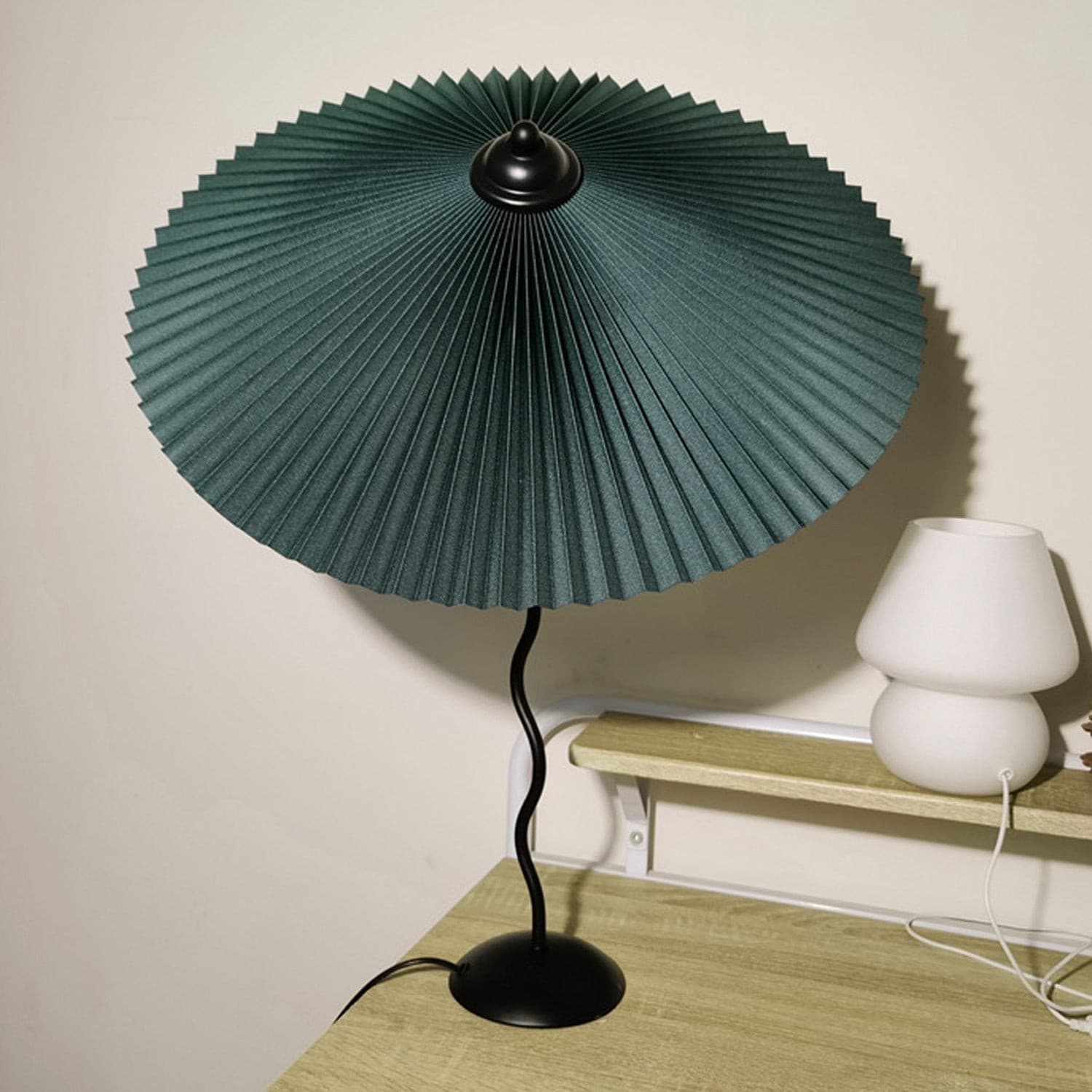 Lámpara de Mesa Plegada con Diseño Curvado – Pantalla de Tela Resistente al Fuego 7