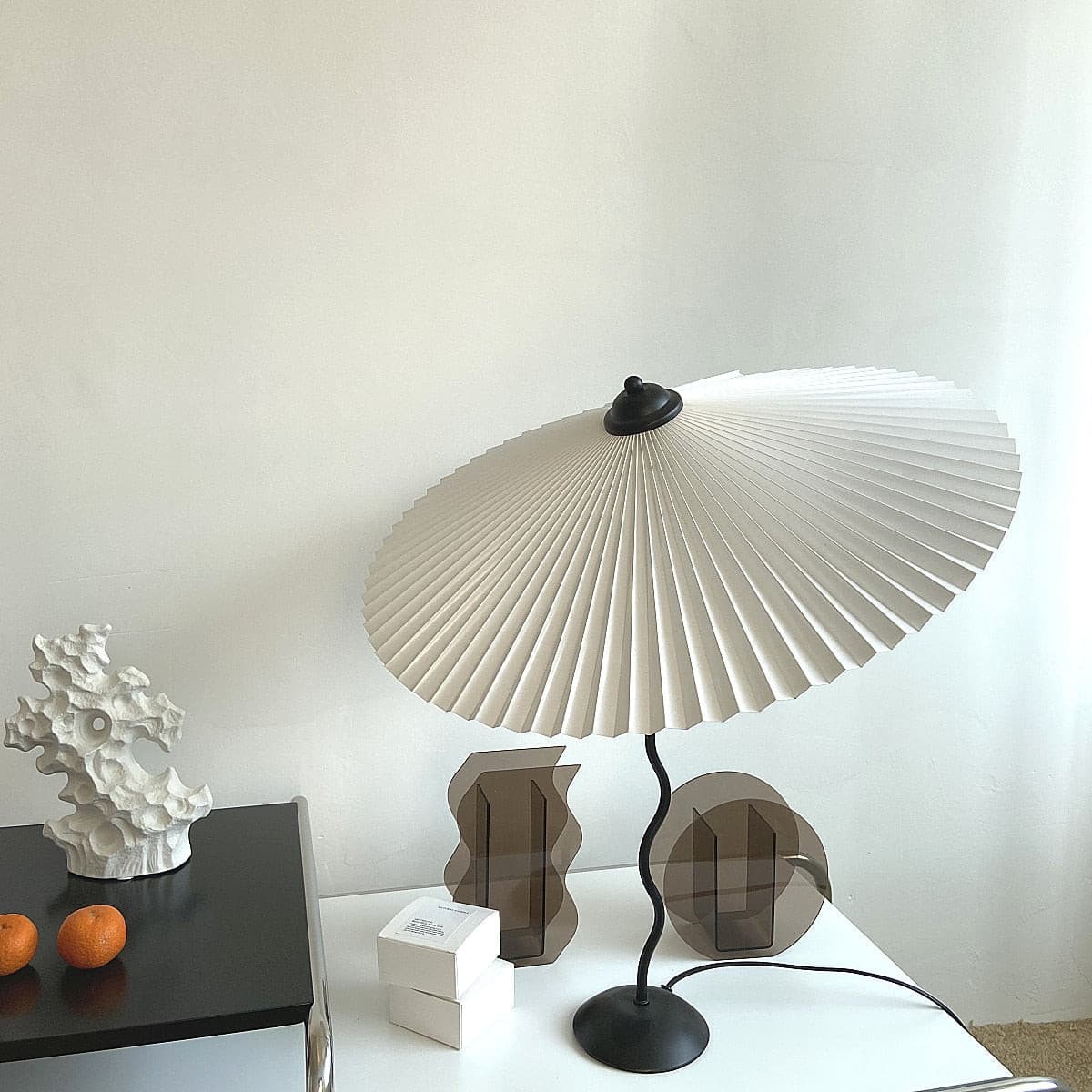 Lámpara de Mesa Plegada con Diseño Curvado – Pantalla de Tela Resistente al Fuego 8