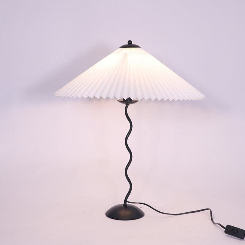 Lámpara de Mesa Plegada de Estilo Nórdico con Pantalla Blanca y Base Curva de Latón 2