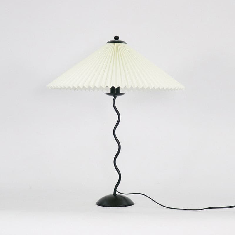 Lámpara de Mesa Plegada de Estilo Nórdico con Pantalla Blanca y Base Curva de Latón 4