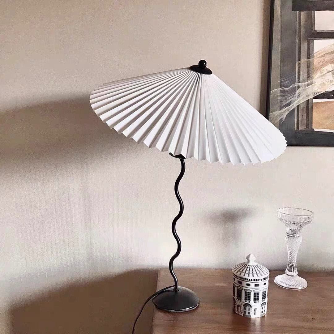 Lámpara de Mesa Plegada de Estilo Nórdico con Pantalla Blanca y Base Curva de Latón 6