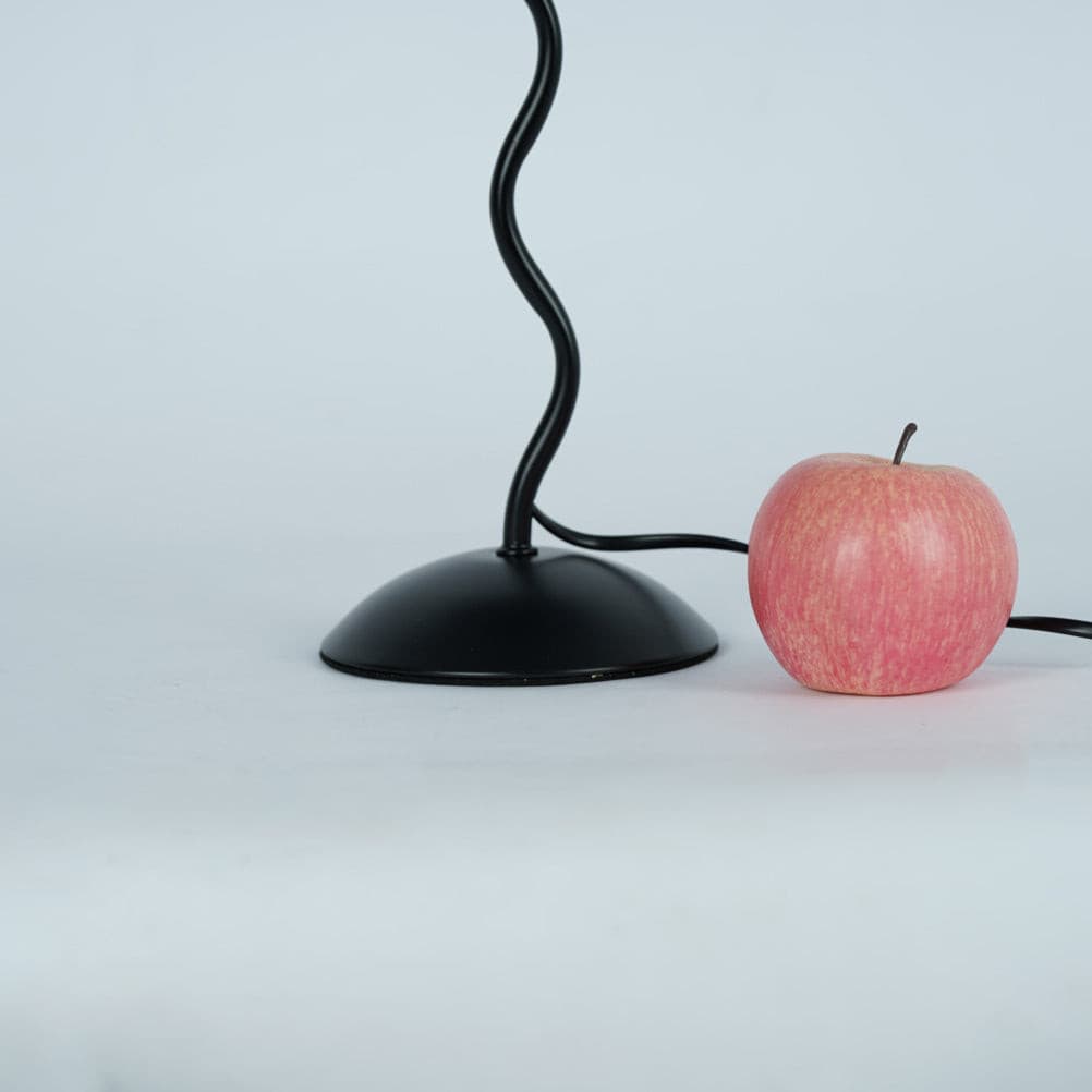 Lámpara de Mesa Plegada de Estilo Nórdico con Pantalla Blanca y Base Curva de Latón 7