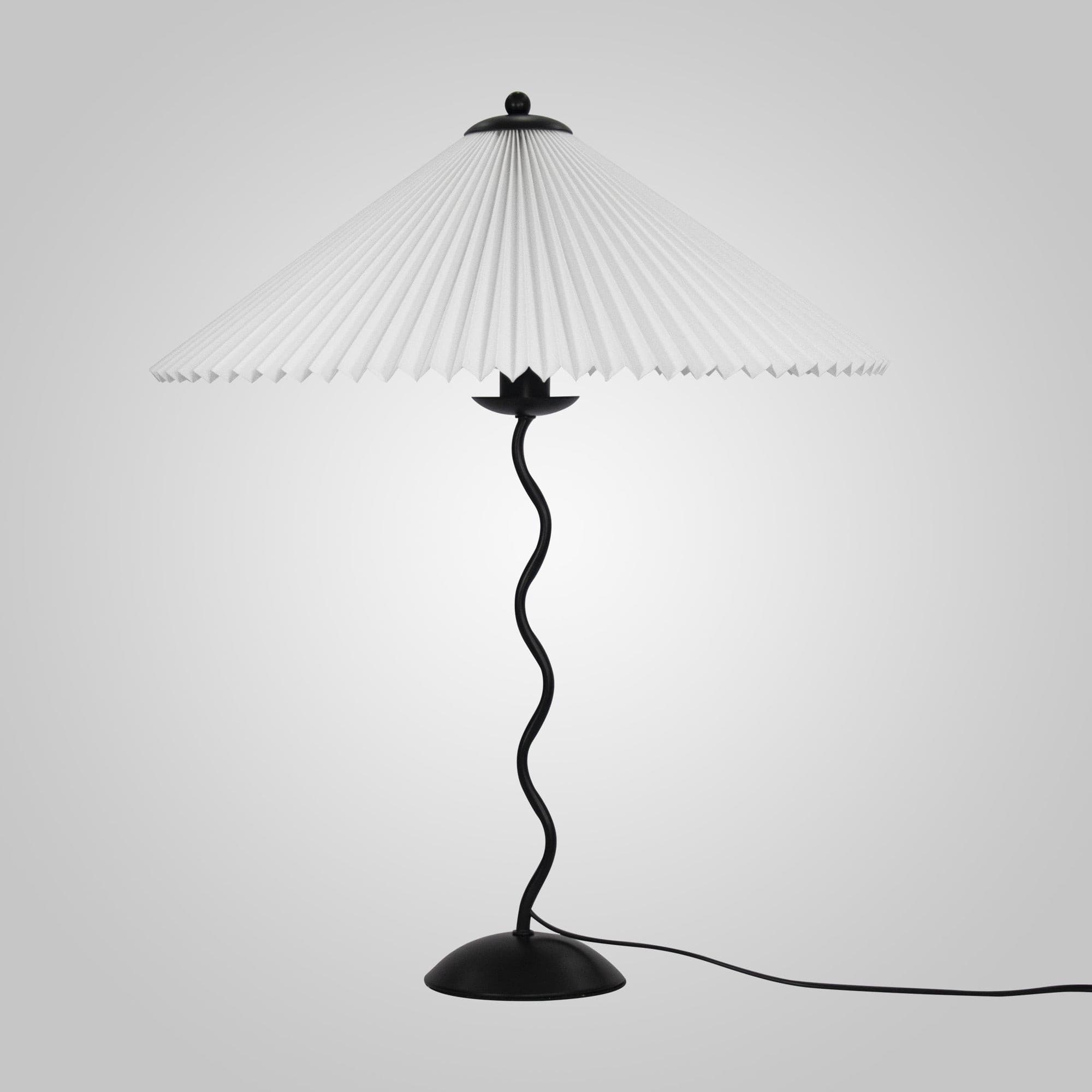 Lámpara de Mesa Plegada de Estilo Nórdico con Pantalla Blanca y Base Curva de Latón 9