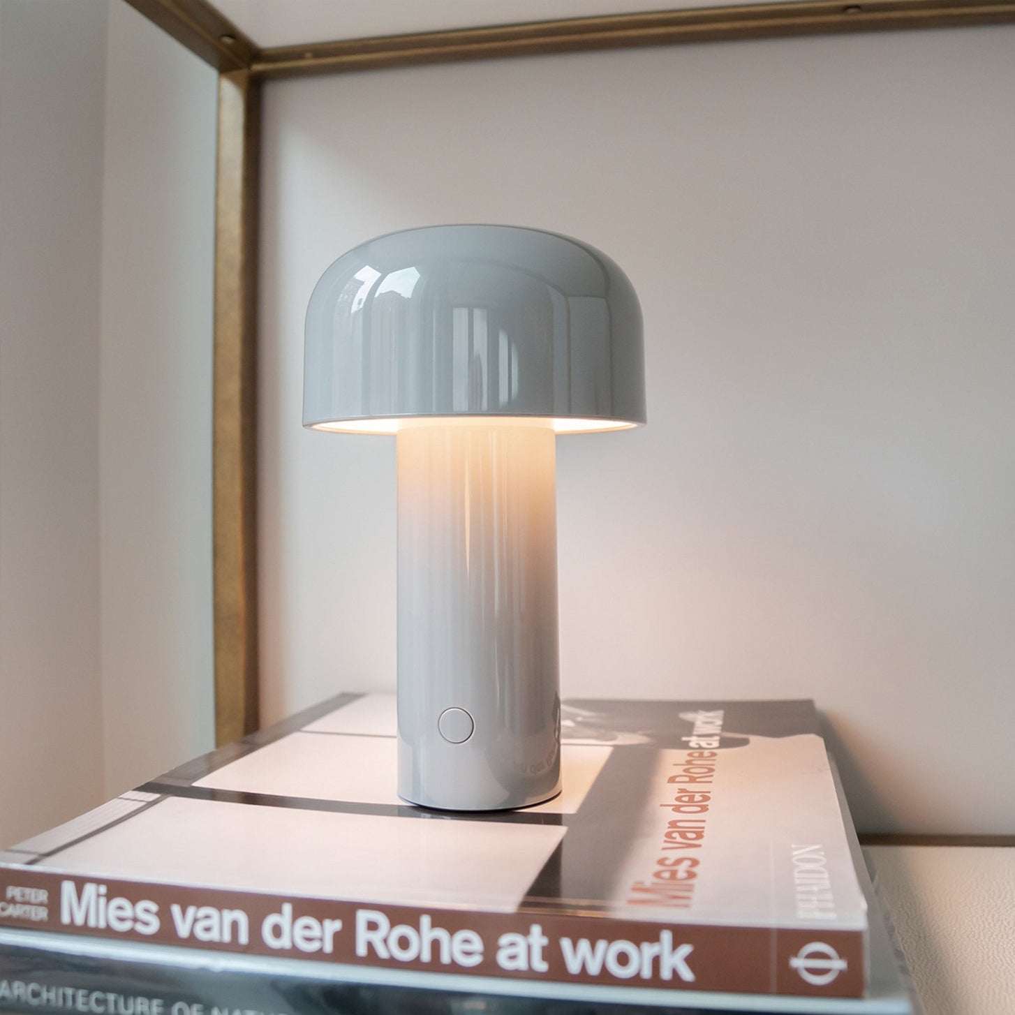 Lámpara de Mesa Portátil LED Recargable – Diseño Moderno y Dimmable 3