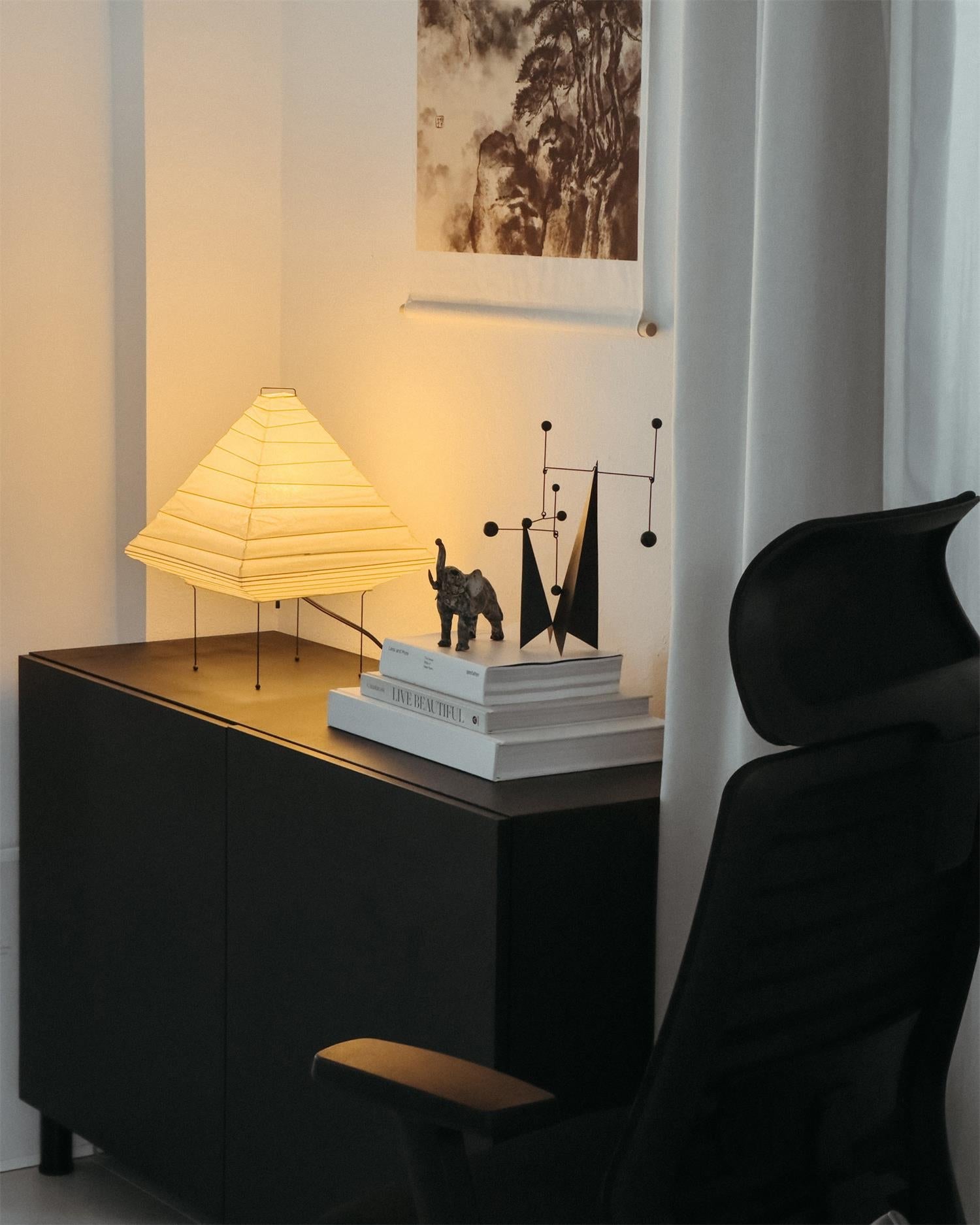 Lámpara de Mesa Pyramid 5X con Pantalla de Papel y Marco Negro – Diseño Minimalista 3