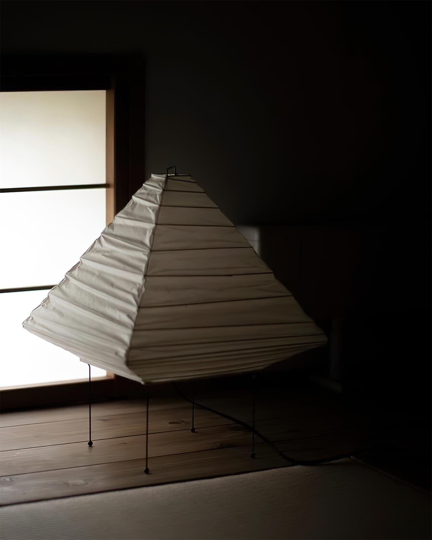 Lámpara de Mesa Pyramid 5X con Pantalla de Papel y Marco Negro – Diseño Minimalista 5