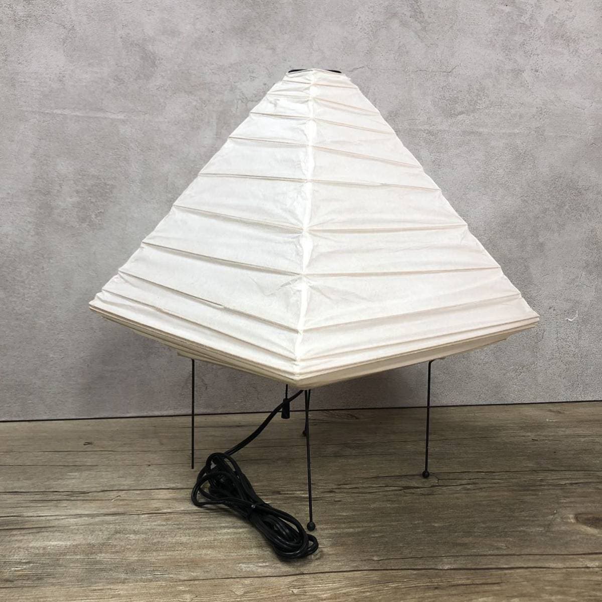 Lámpara de Mesa Pyramid 5X con Pantalla de Papel y Marco Negro – Diseño Minimalista 6