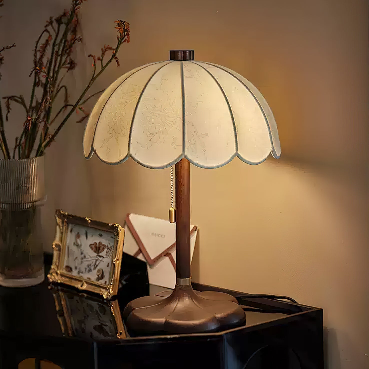 Lámpara de Mesa Retro con Pantalla de Tela y Base de Madera – 32cm de Diámetro 2