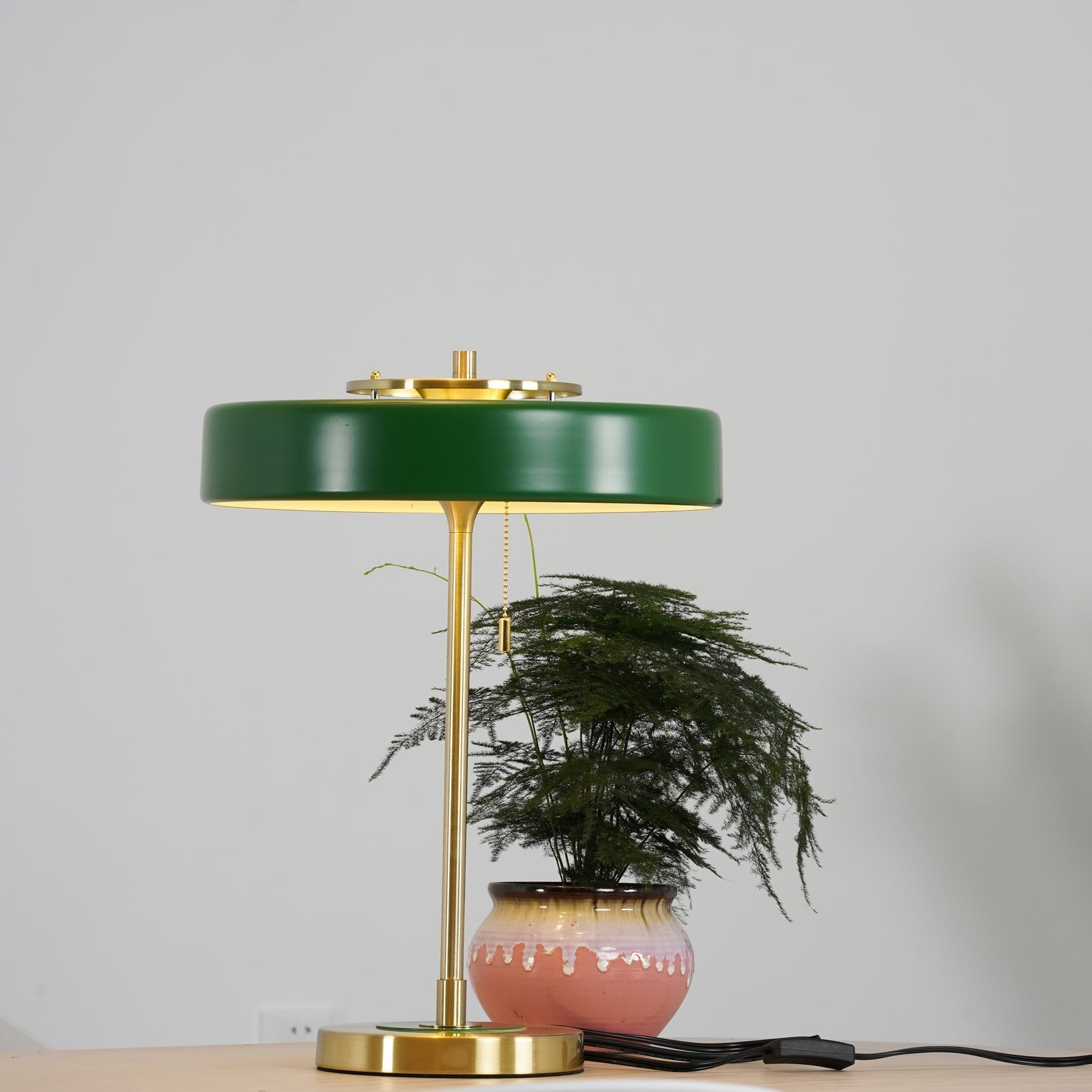 Lámpara de Mesa Revolve con Difusor Acrílico y Base de Metal – Estilo Contemporáneo 8