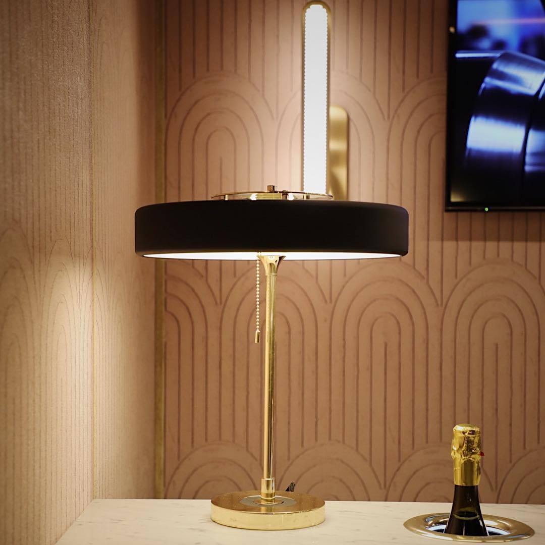 Lámpara de Mesa Revolve con Difusor Acrílico y Base de Metal – Iluminación Moderna para Mesita de Noche o Escritorio 2