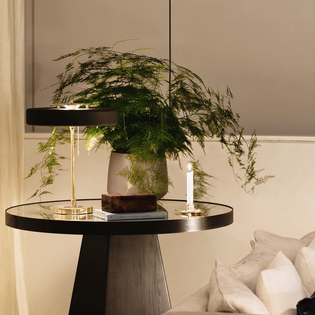 Lámpara de Mesa Revolve con Difusor Acrílico y Base de Metal – Iluminación Moderna para Mesita de Noche o Escritorio 6
