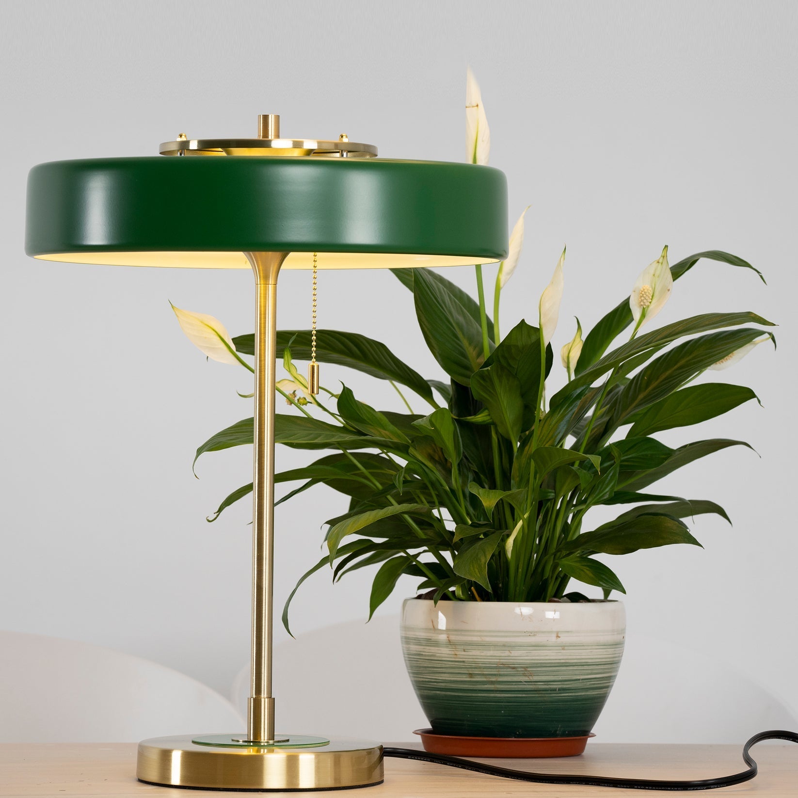 Lámpara de Mesa Revolve con Difusor Acrílico y Base de Metal – Iluminación Moderna para Mesita de Noche o Escritorio 7