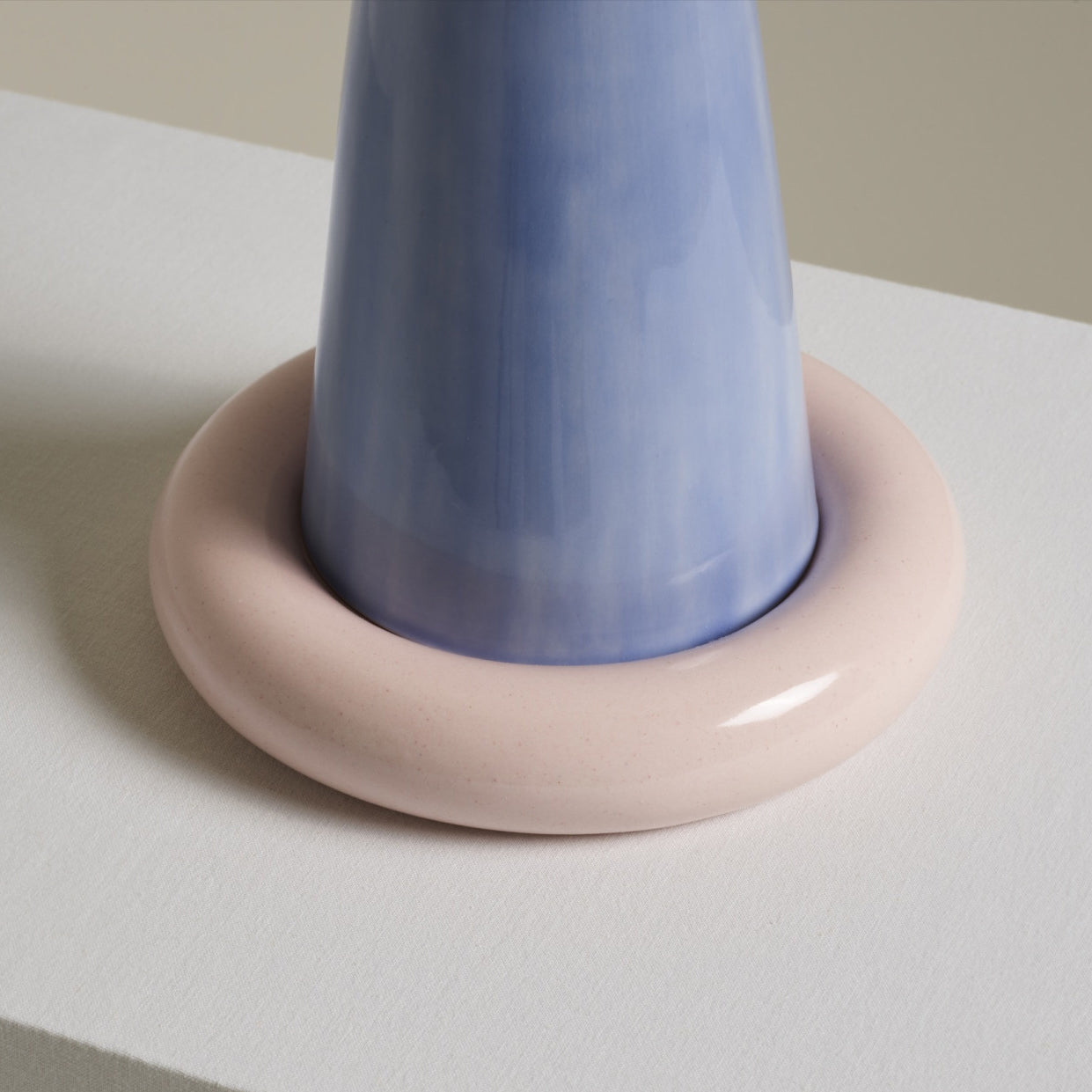 Lámpara de Mesa Ribbon de Cerámica y Tela con Diseño Elegante y Acabado Pastel 3