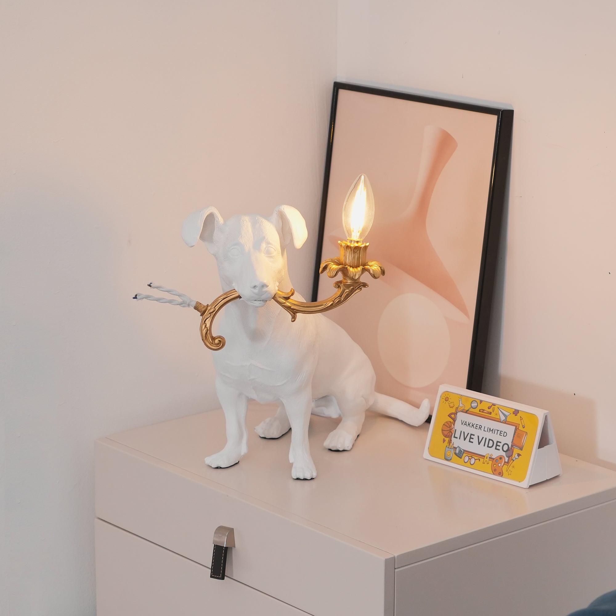 Lámpara de Mesa Rio con Diseño de Perro en Resina y Metal, Color Blanco y Dorado, Ideal para Mesitas de Noche 8